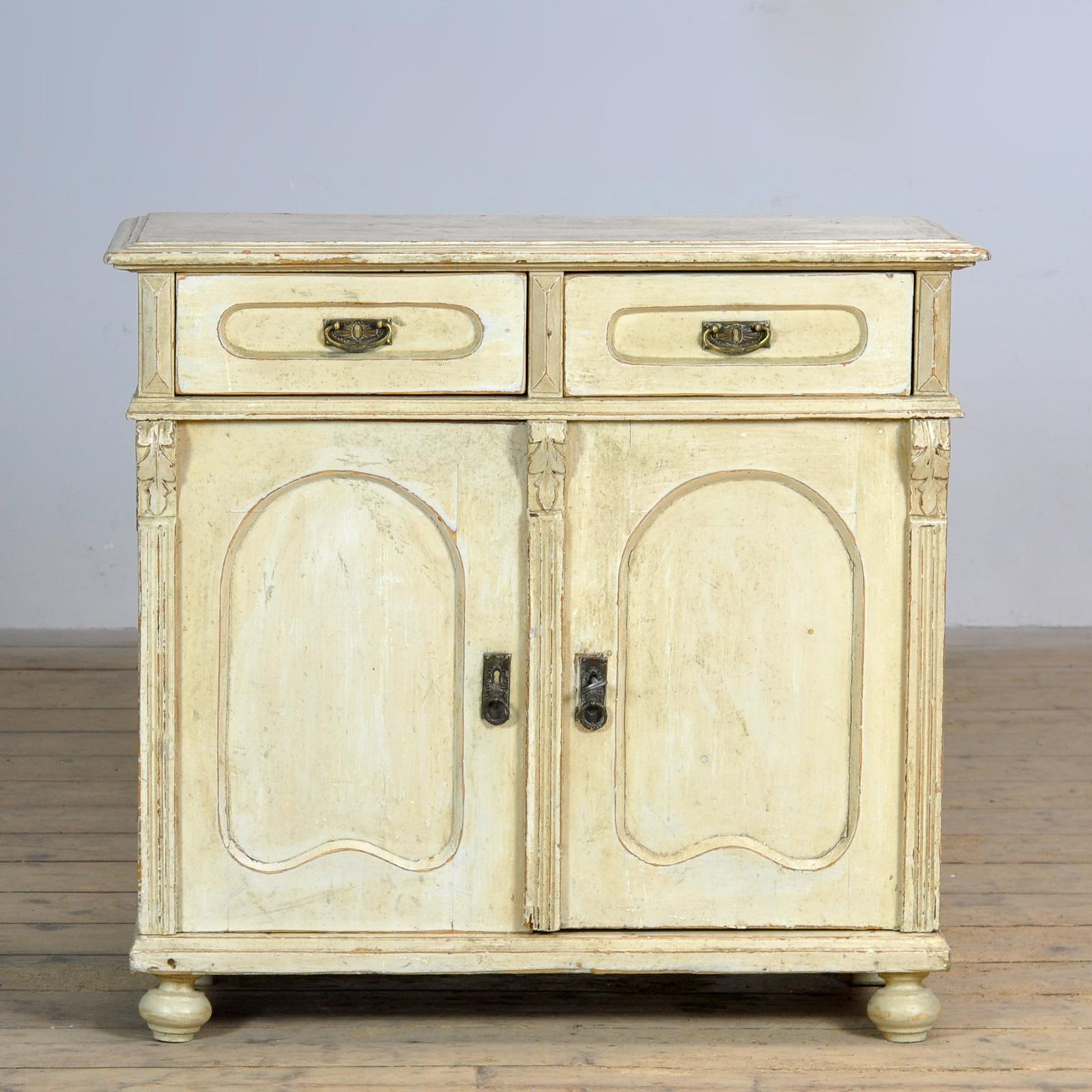 Credenza in pino del 1910 circa. Il mobile ha la sua vernice originale con una bella patina. L'armadio ha una serratura ben funzionante con chiave. Questo mobile è stato pulito e trattato contro i tarli. Un mobile bello e pratico con tanto spazio