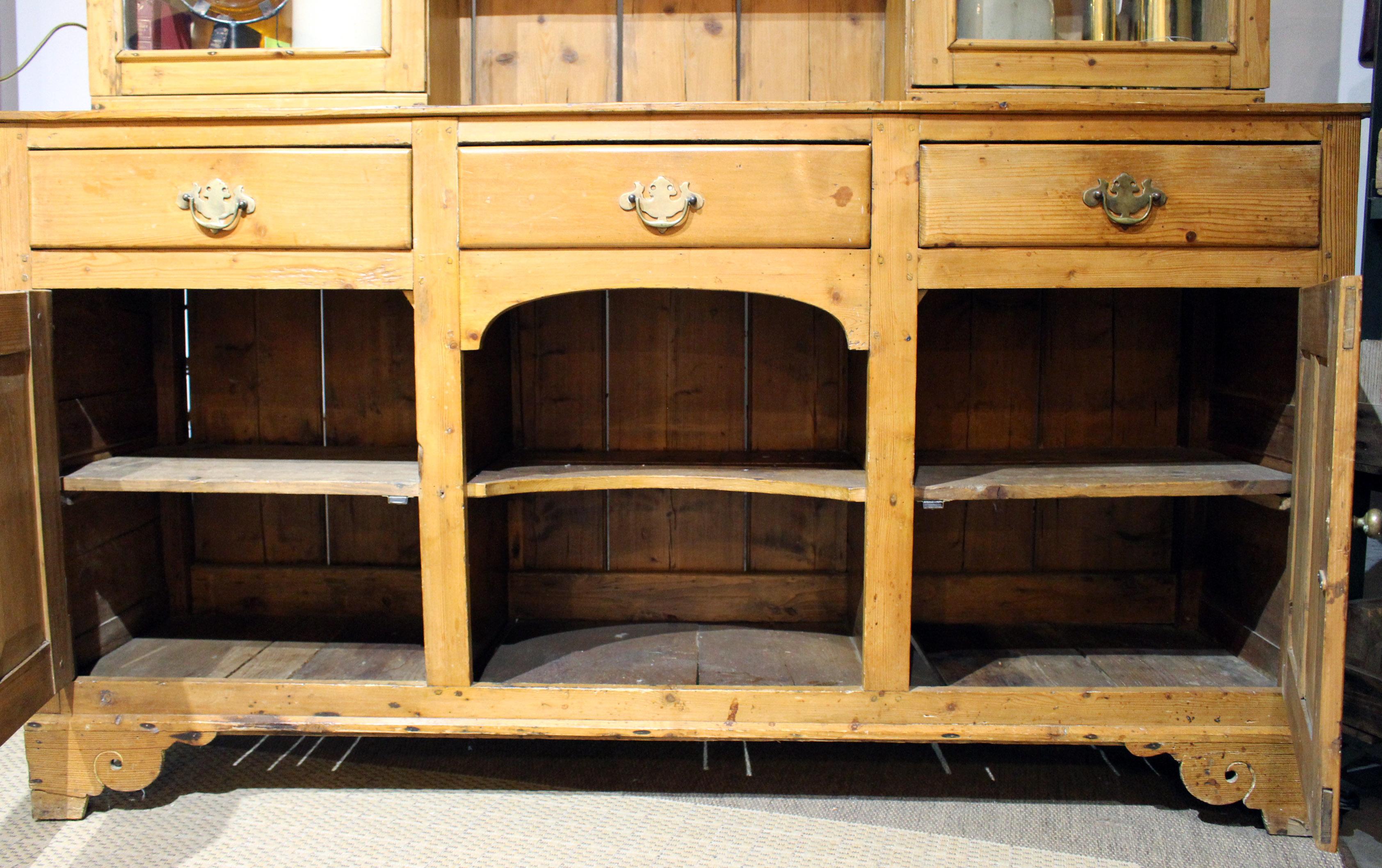 Pine Dresser In Good Condition In Bridport, CT