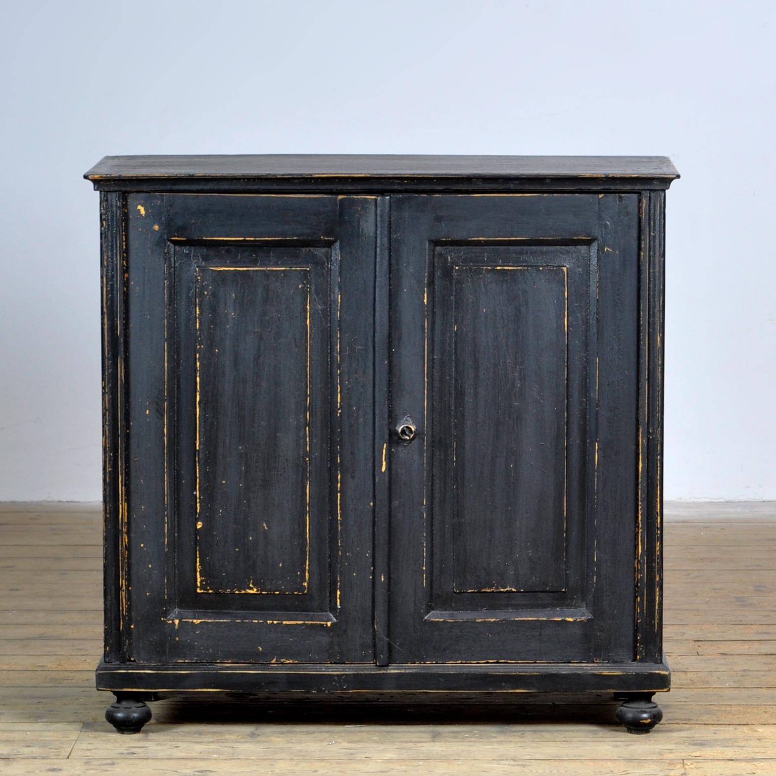 Pine dresser from around 1910 with a beautiful patina. The cabinet has a well-functioning lock with key. Behind the doors a shelf and four drawers. Well cleaned and treated against woodworm. A practical piece of furniture with lots of storage space.