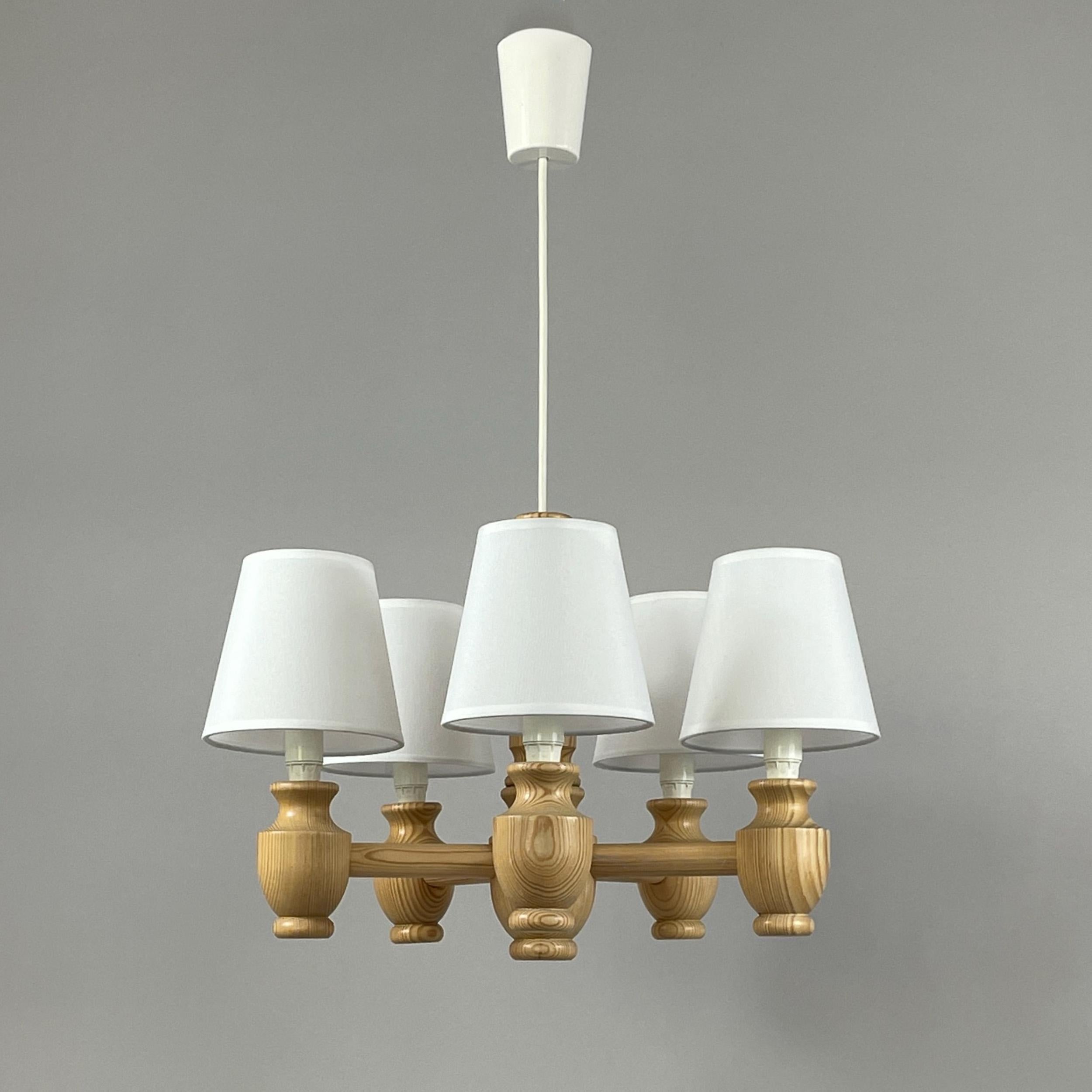 Lampadario di pino dal design svedese, anni '70, The Modern Scandinavian

La lampada è caratterizzata da un design a cinque bracci in legno massiccio di pino, con i toni caldi e le venature naturali tipiche del design svedese degli anni Settanta.