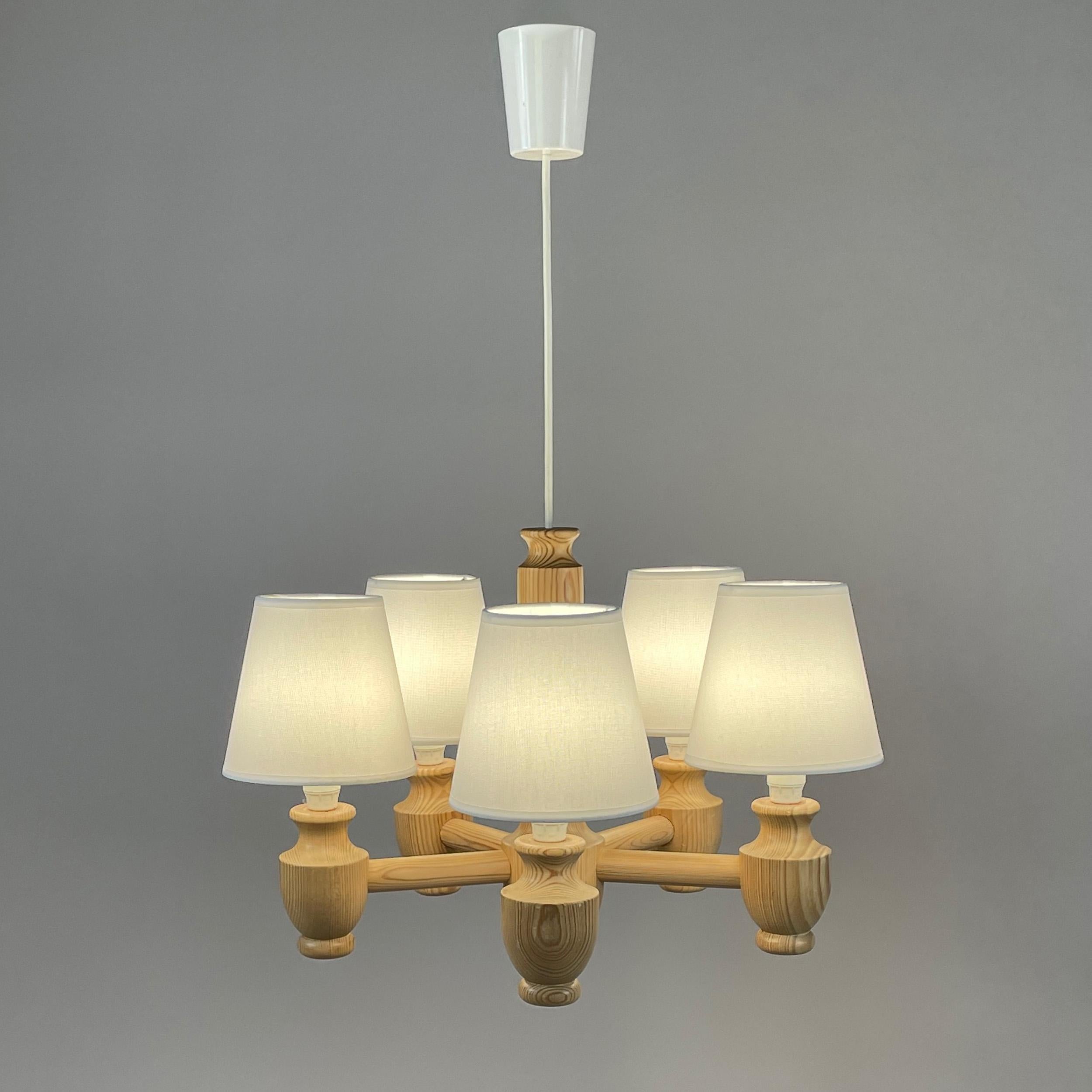 Svedese Lampadario a 5 luci in pino e tessuto, Svezia, anni '70 in vendita