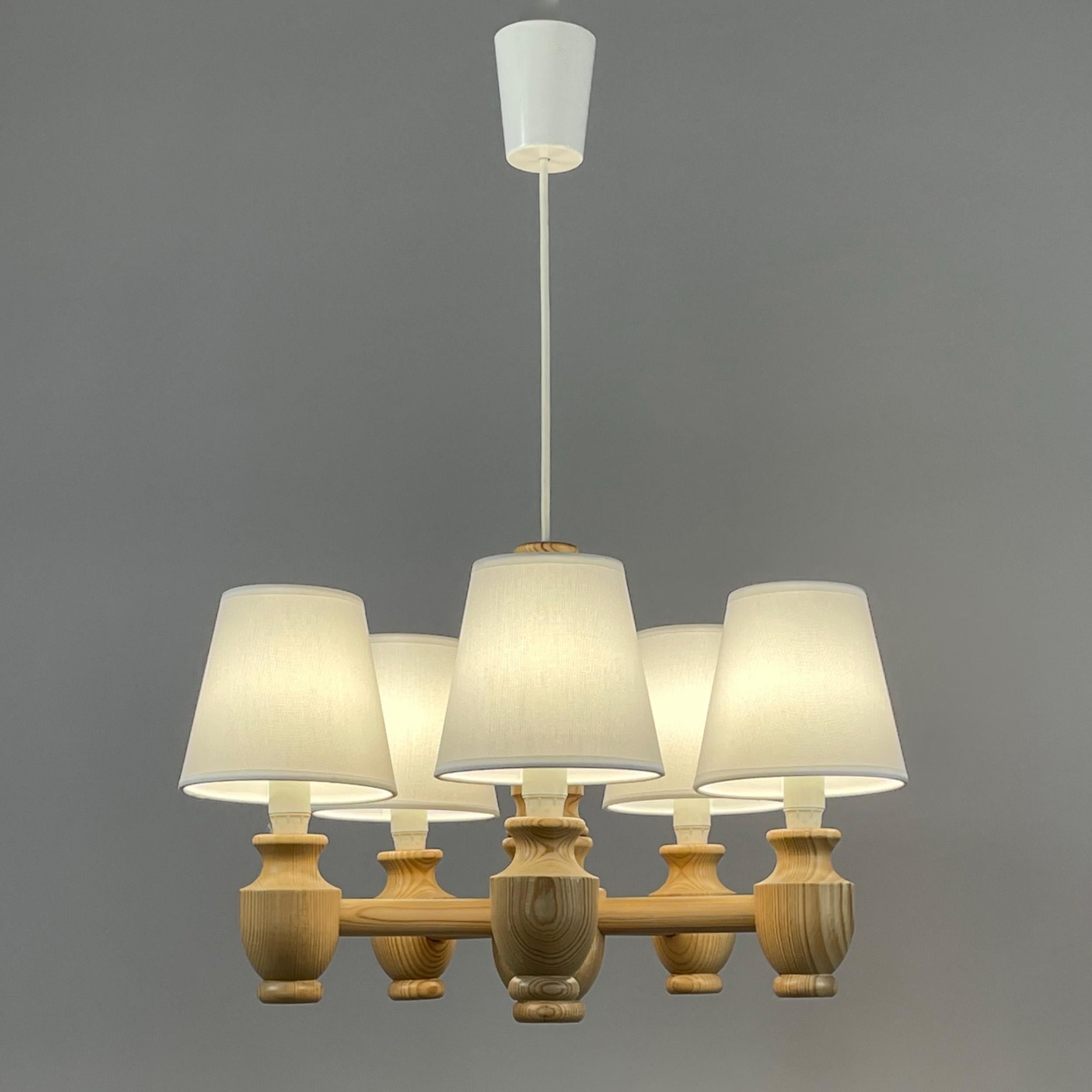 Fine XX secolo Lampadario a 5 luci in pino e tessuto, Svezia, anni '70 in vendita