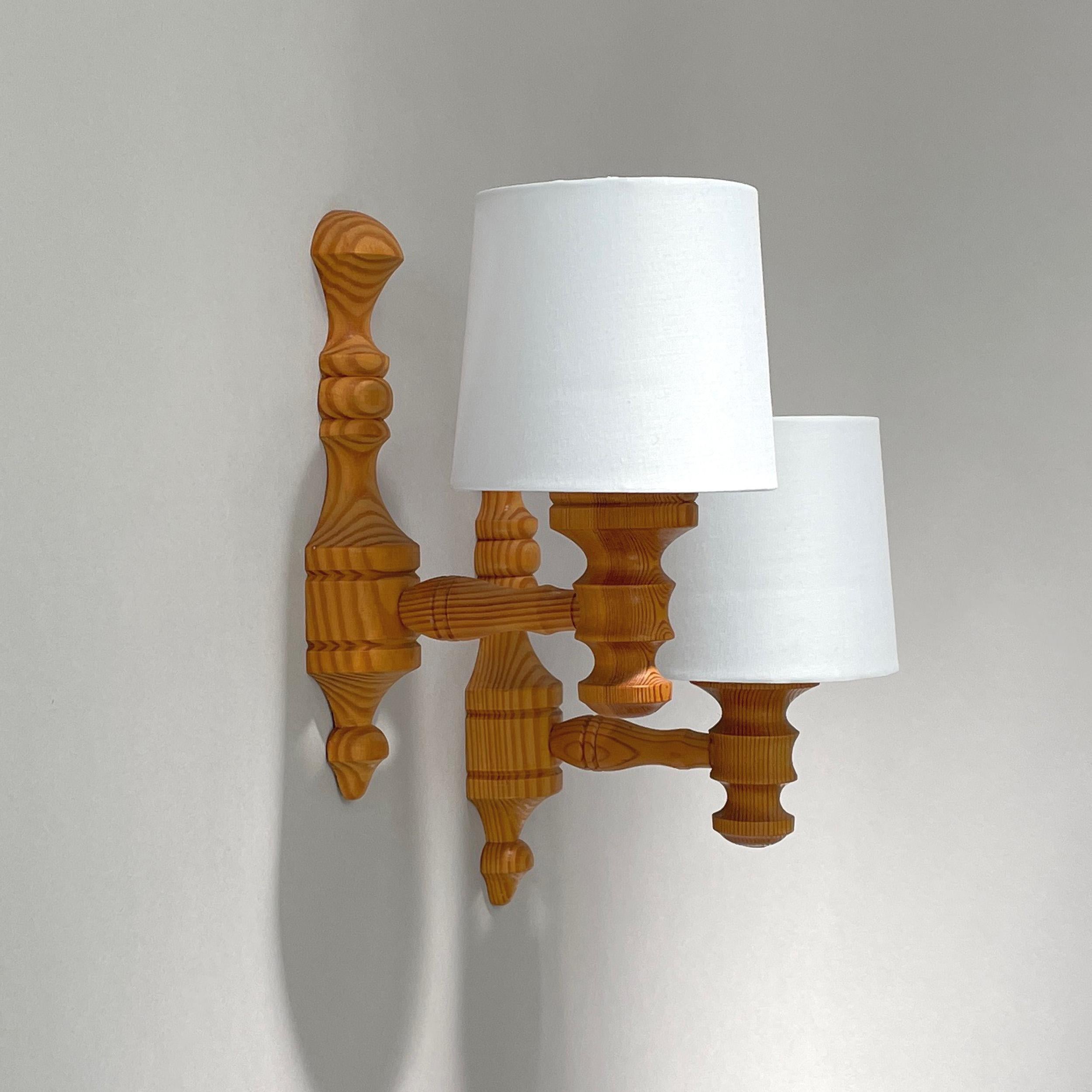 Appliques suédoises de design du milieu du siècle, années 1960 à 1970

Les appliques sont dotées de plaques et de bras en bois de pin suédois tournés de manière complexe, présentant une finition chaude et naturelle qui met en valeur le riche grain