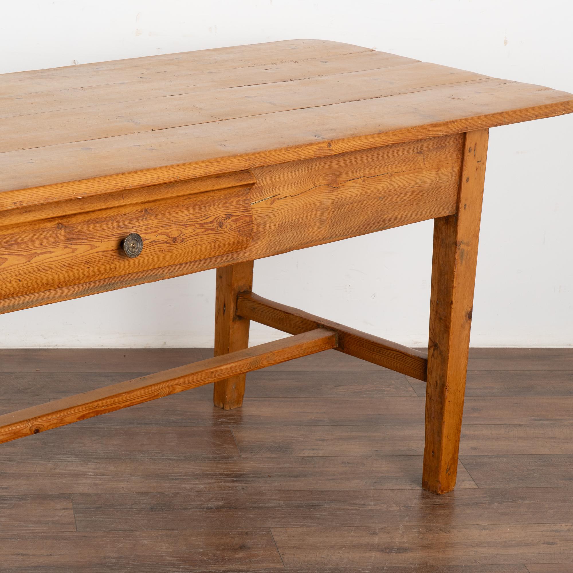 Table de ferme en pin avec un seul tiroir, Suède vers 1840 Bon état - En vente à Round Top, TX