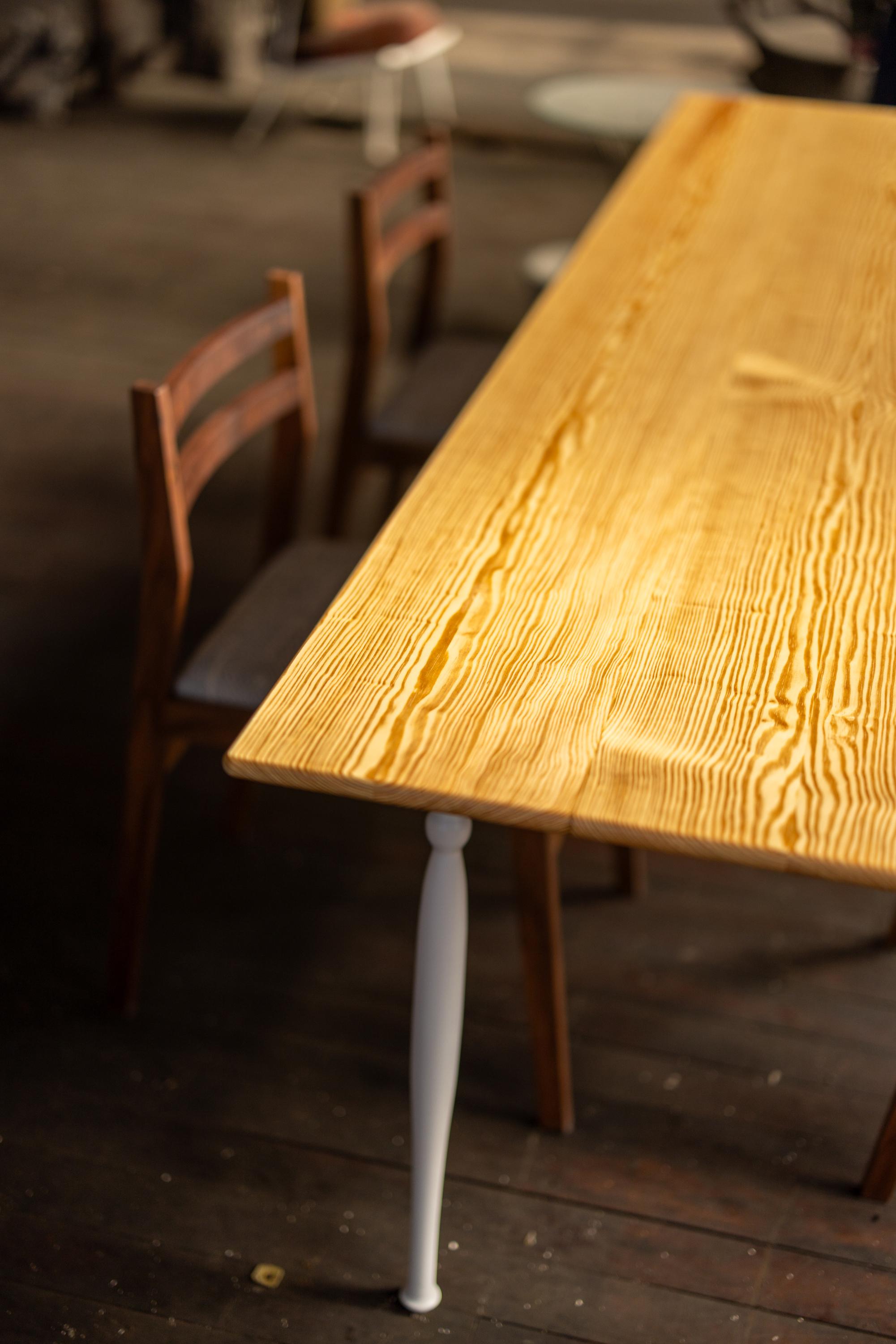 Table de ferme en pin avec pieds tournés par Alabama Sawyer 8' Long En stock en vente 3