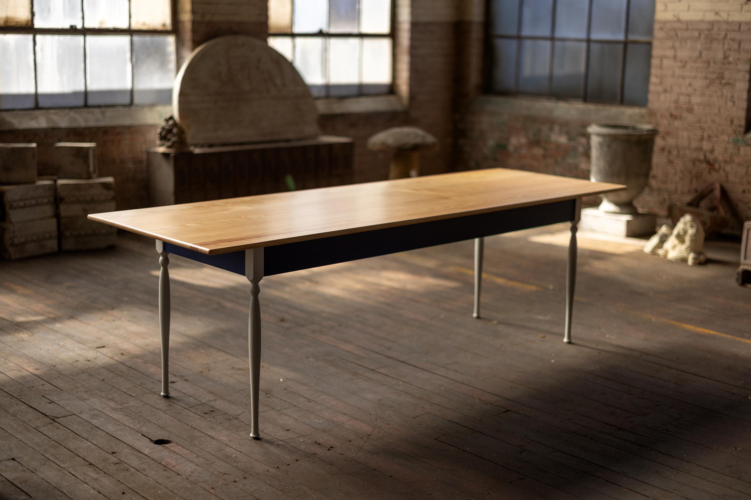 Fabriquée en bois urbain durable, cette table de ferme (en quelque sorte) traditionnelle présente des pieds tournés et des touches de couleur blanche et bleue. Parfait pour agrémenter votre salle à manger ou votre salle de petit-déjeuner, tout en