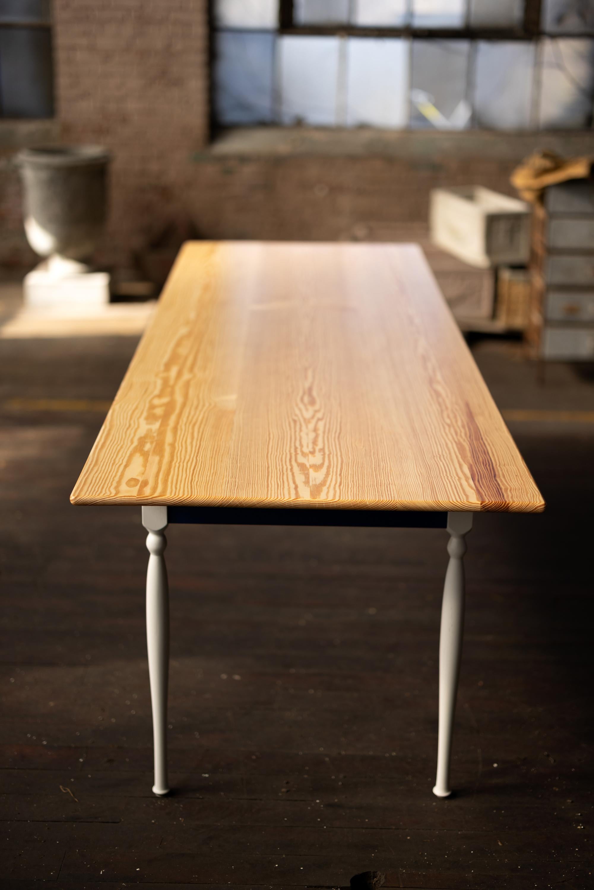 American Craftsman Table de ferme en pin avec pieds tournés par Alabama Sawyer 8' Long En stock en vente