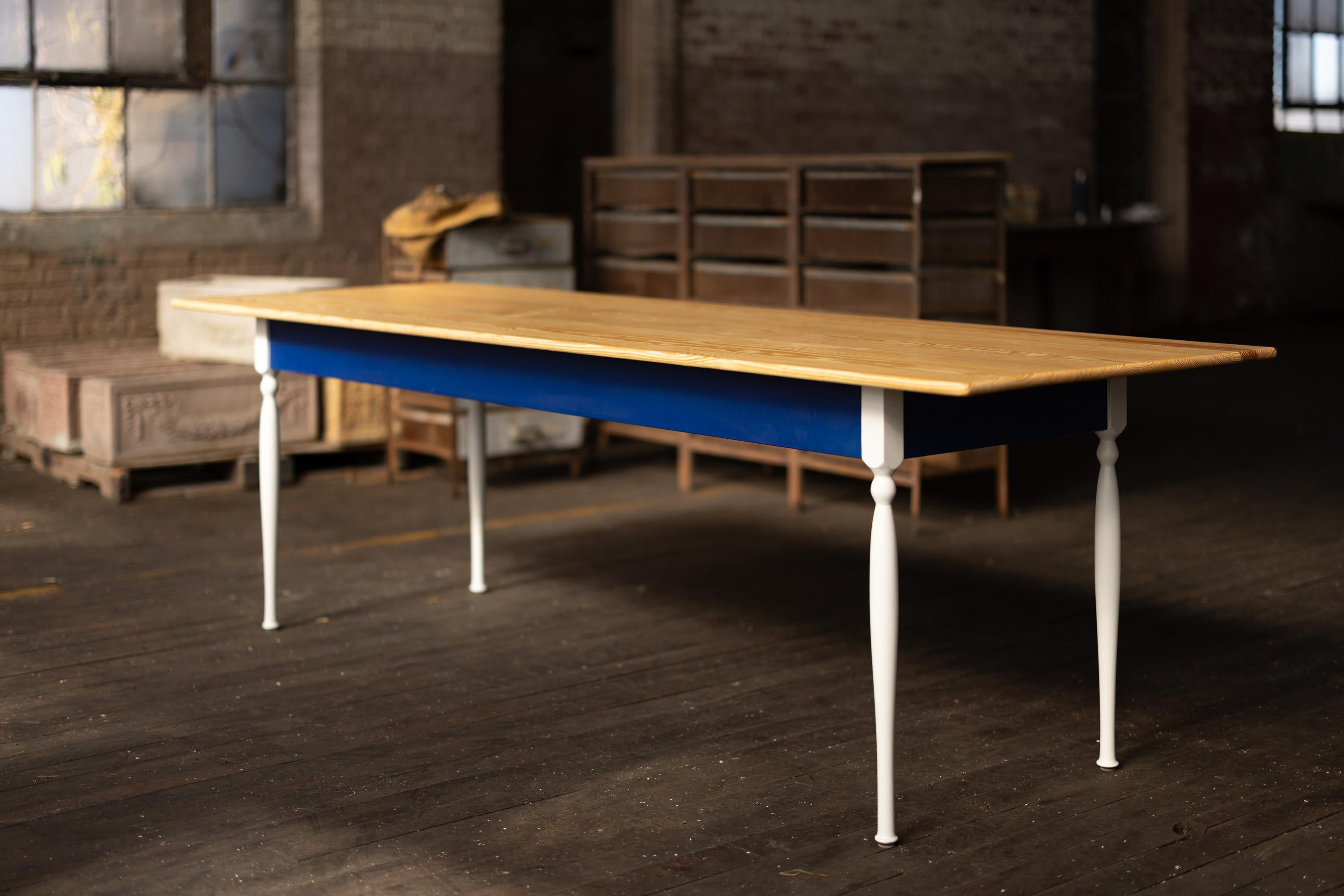 Américain Table de ferme en pin avec pieds tournés par Alabama Sawyer 8' Long En stock en vente
