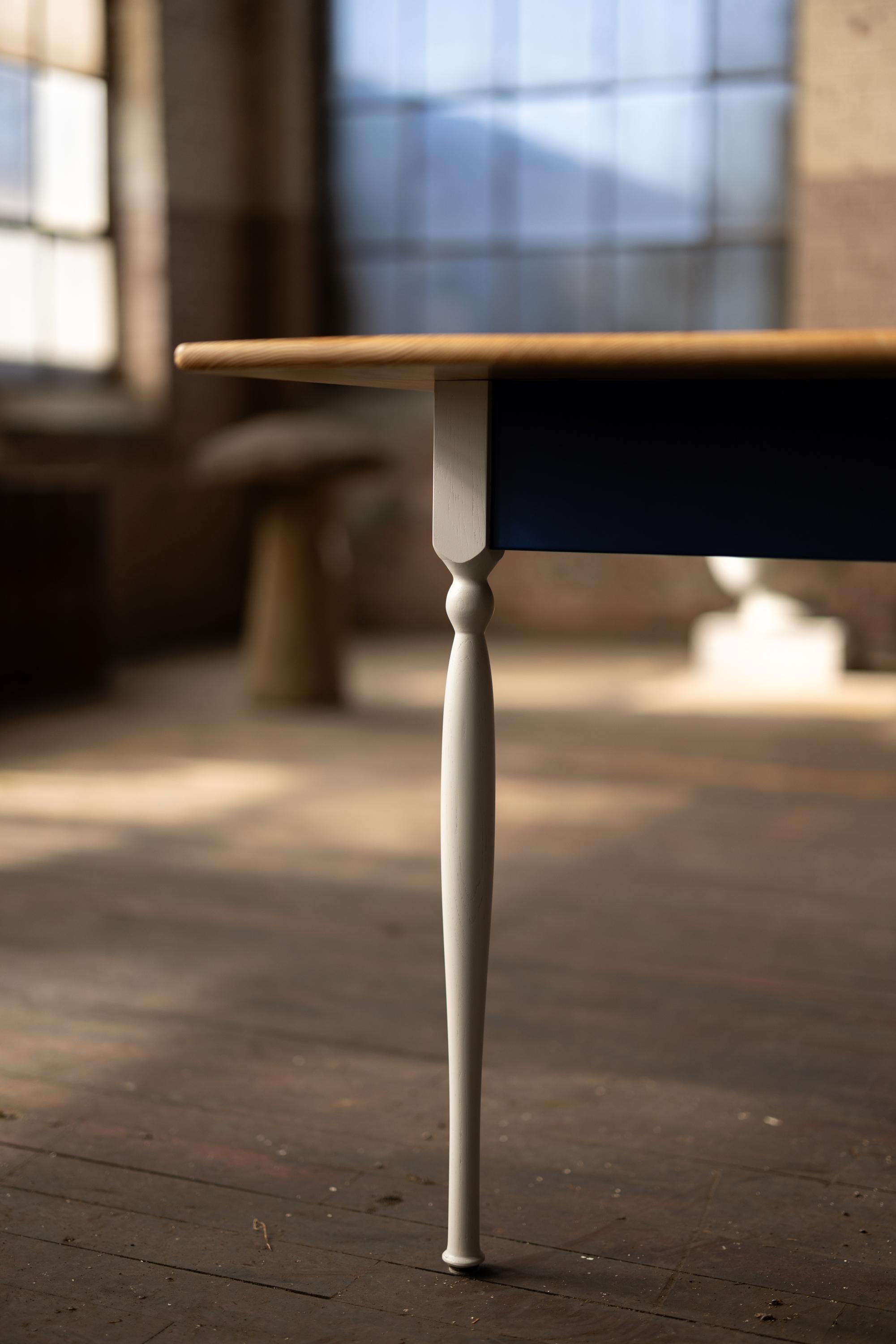 XXIe siècle et contemporain Table de ferme en pin avec pieds tournés par Alabama Sawyer 8' Long En stock en vente