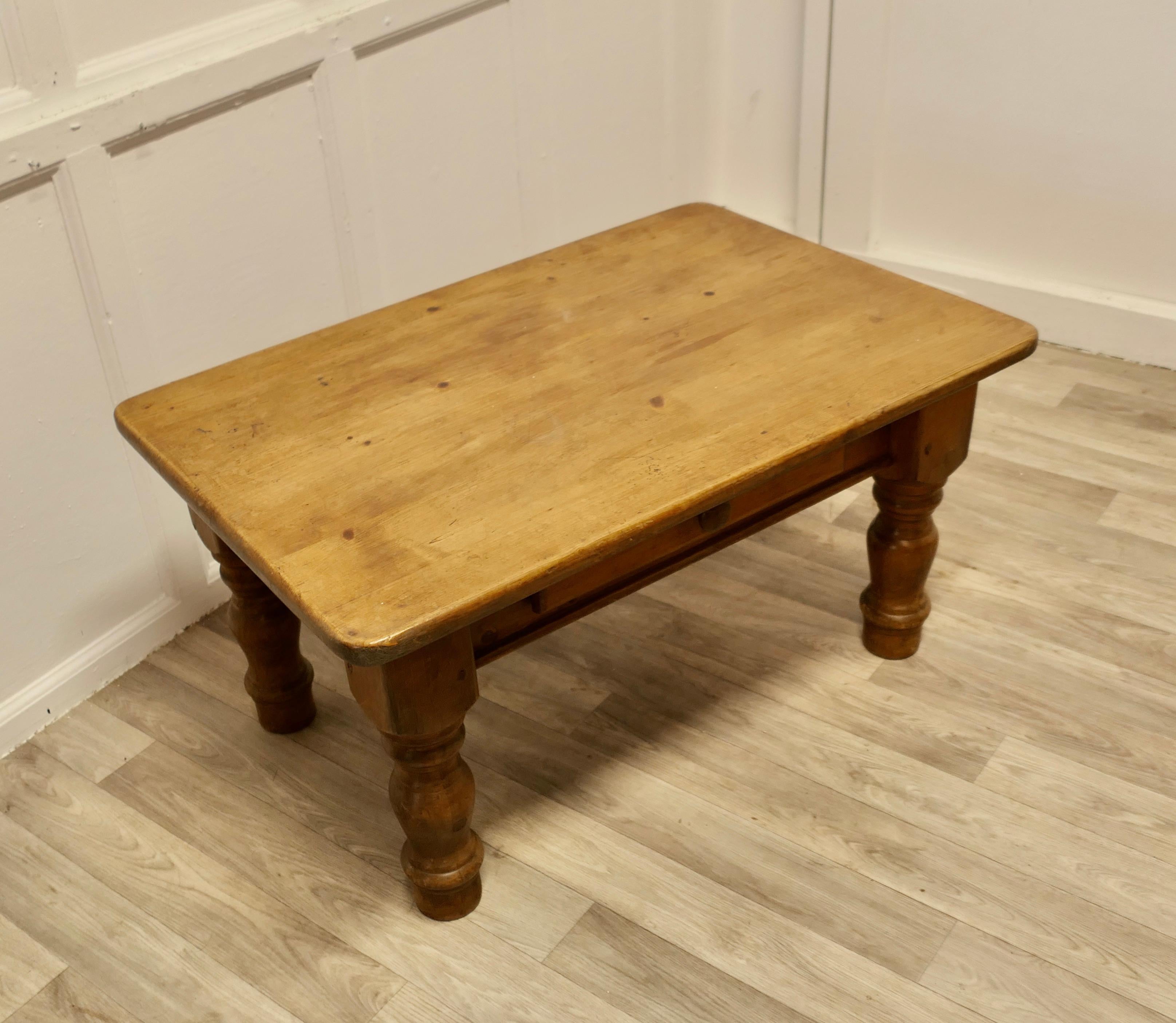 Country Table basse fermière en pin    C'est une bonne table de ferme en vente