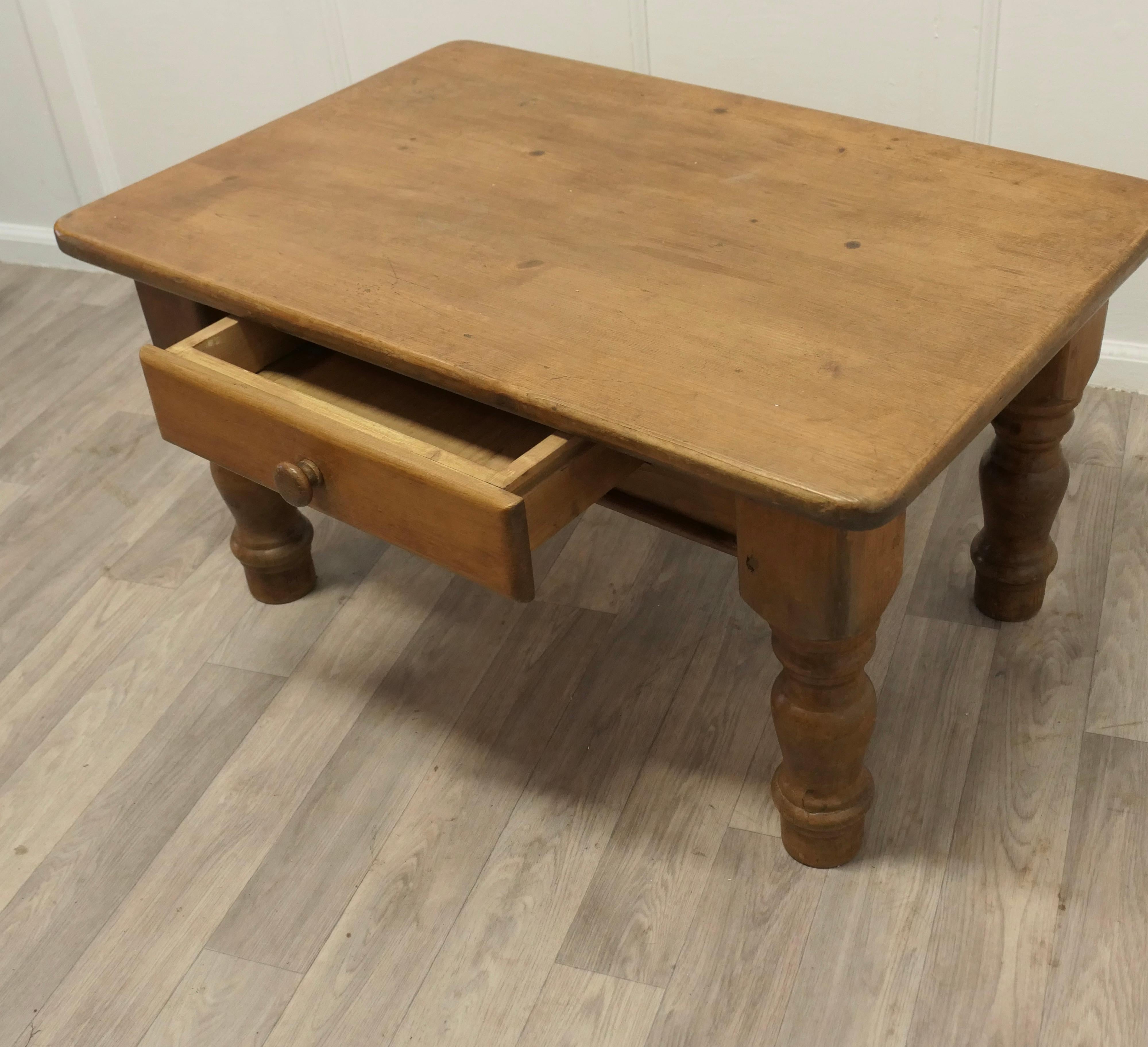 Milieu du XXe siècle Table basse fermière en pin    C'est une bonne table de ferme en vente