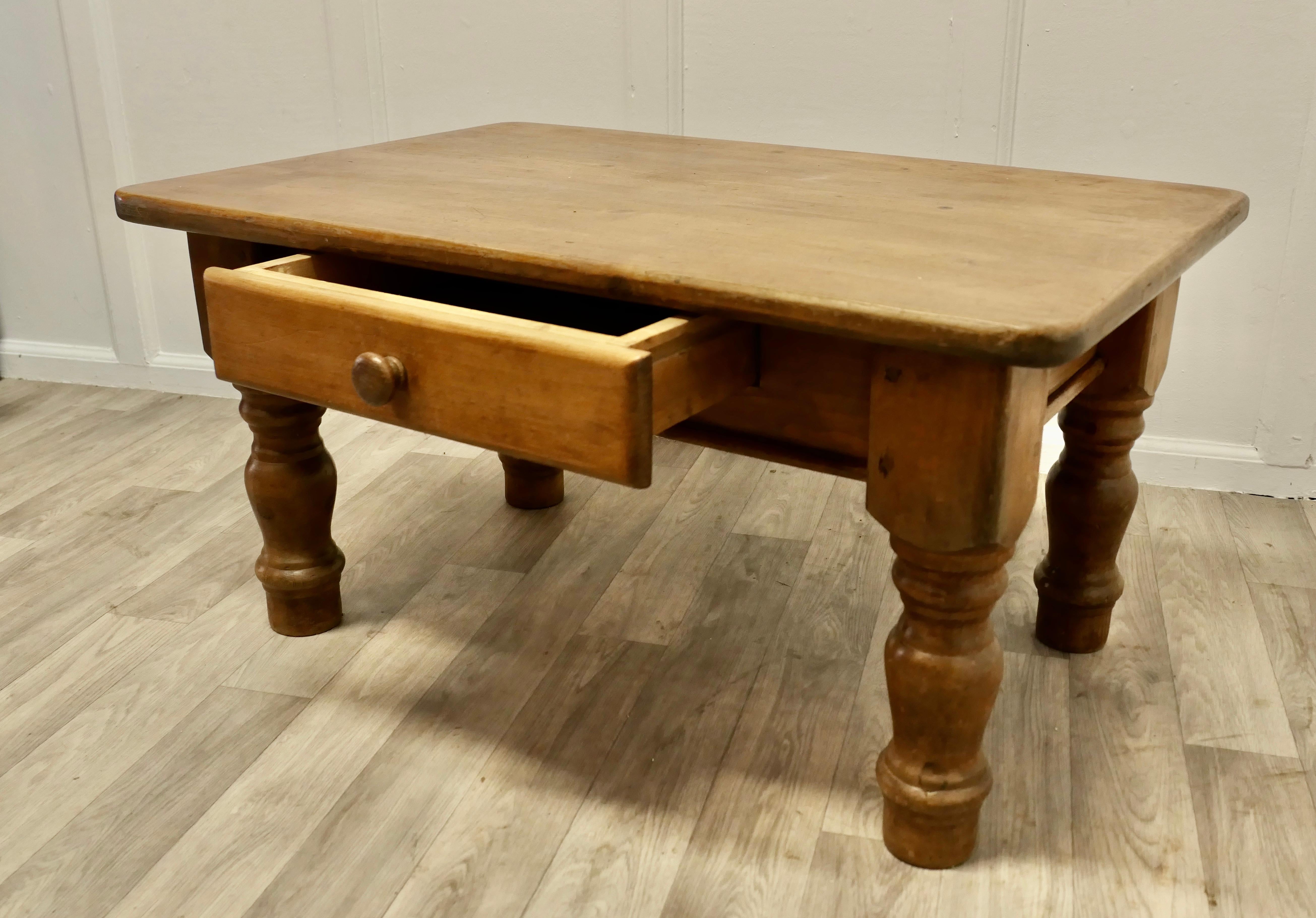 Pin Table basse fermière en pin    C'est une bonne table de ferme en vente