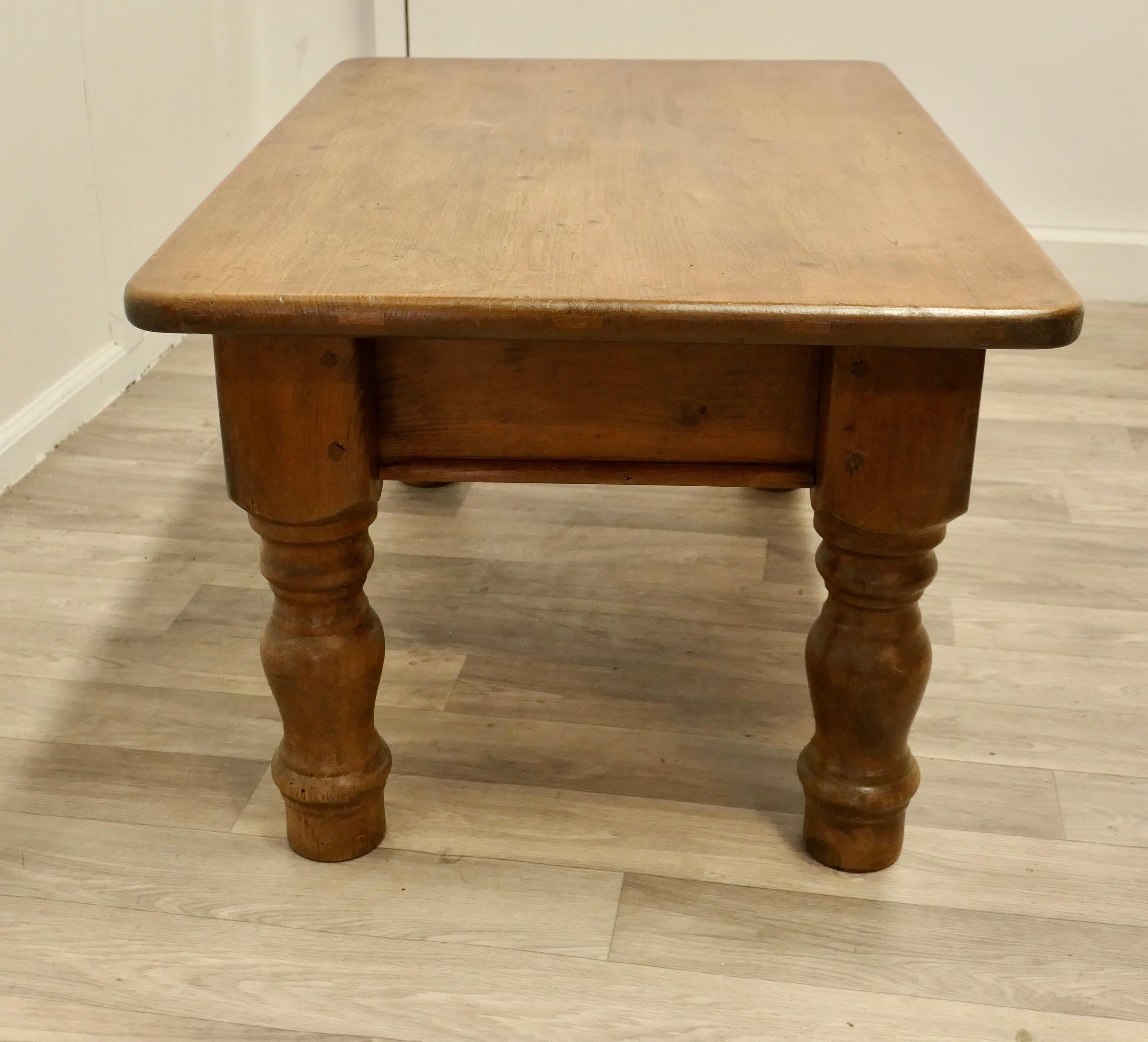 Table basse fermière en pin    C'est une bonne table de ferme en vente 1