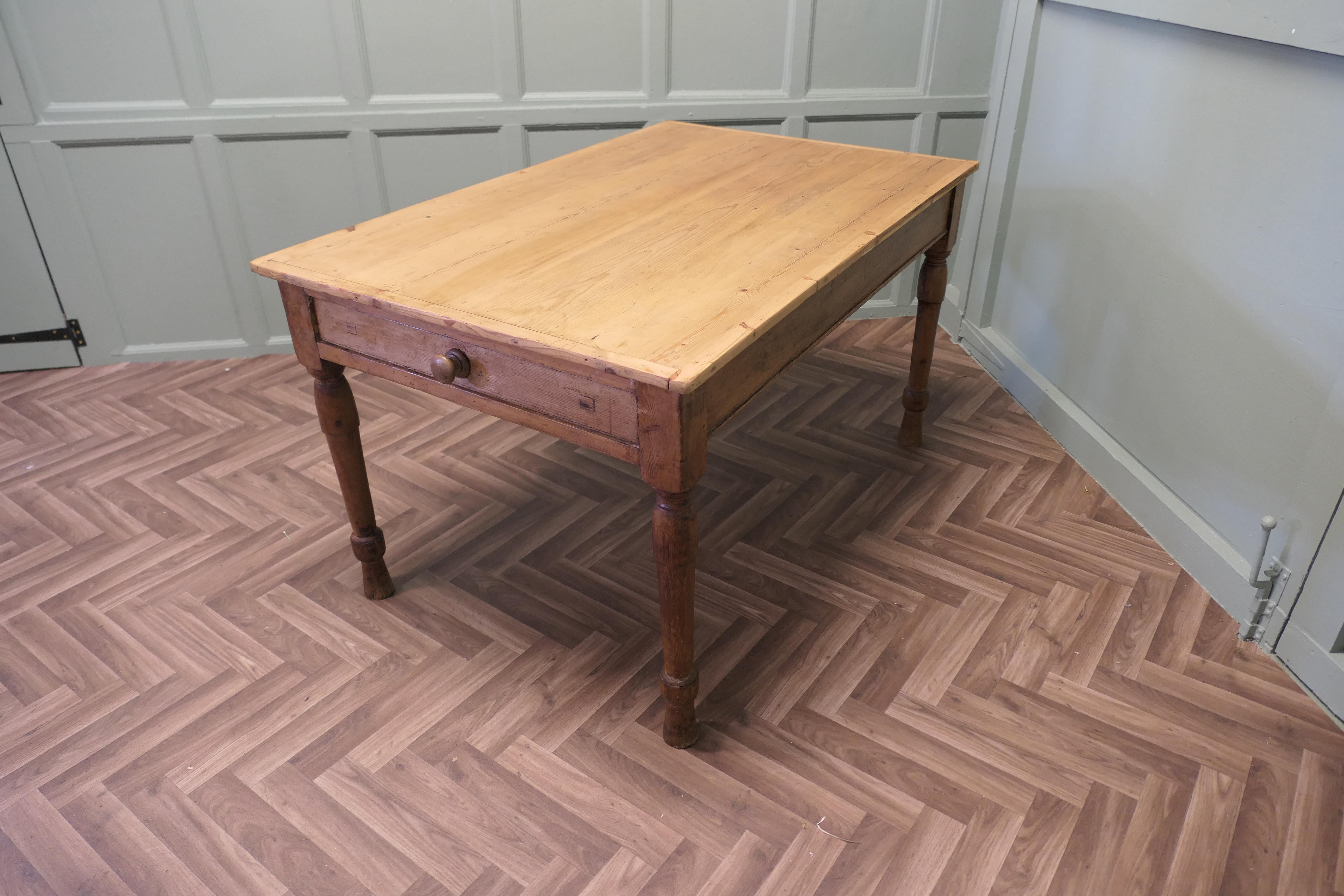 
Table de cuisine de ferme en pin  

Il s'agit d'une très belle table en pin. Le pin a une couleur douce et foncée avec peu de signes d'une vie antérieure. 
Le pin a un aspect attrayant, avec un plateau en planches clivées, des pieds tournés et un