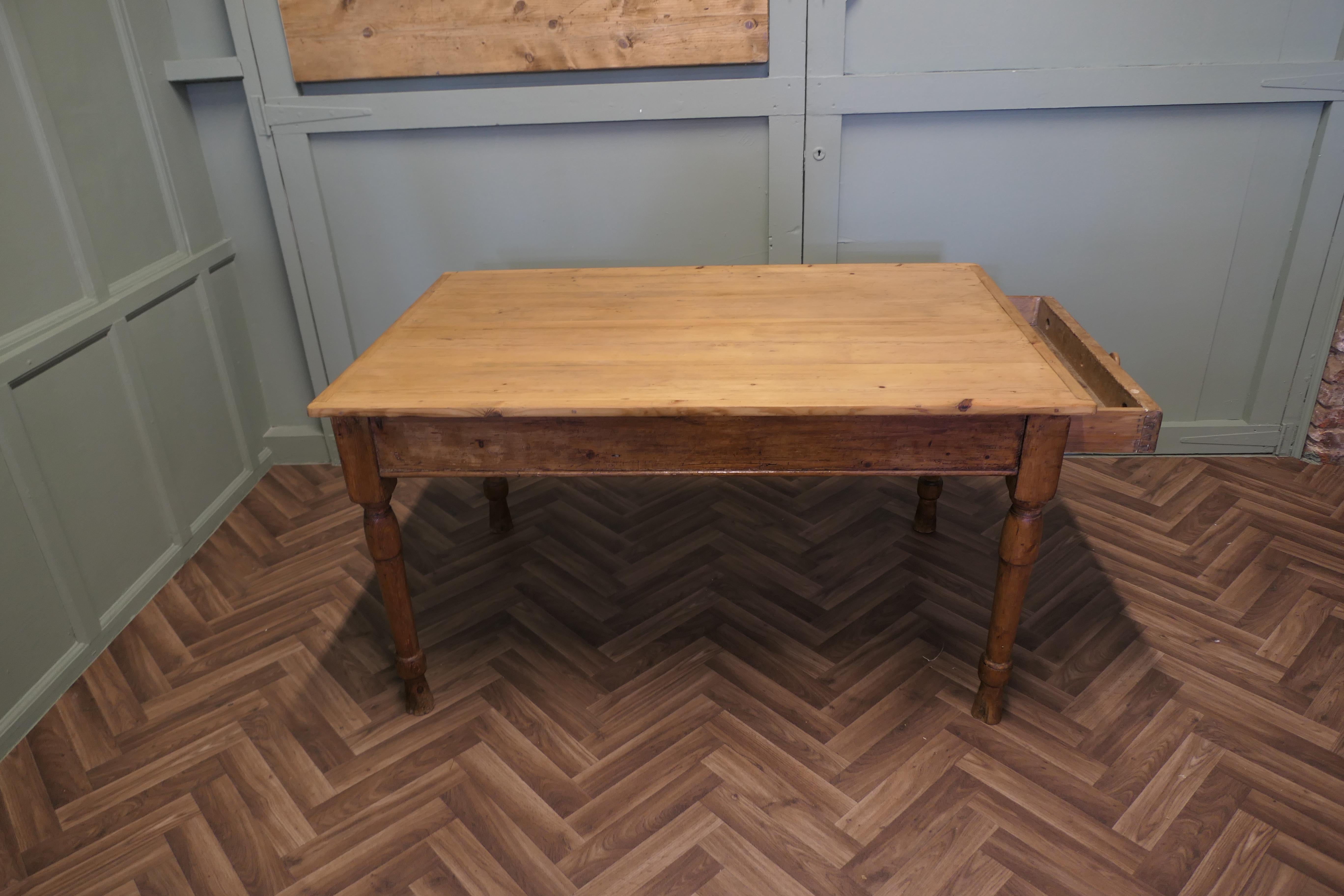 XIXe siècle Table de cuisine de ferme en pin    C'est une très belle table en pin en vente