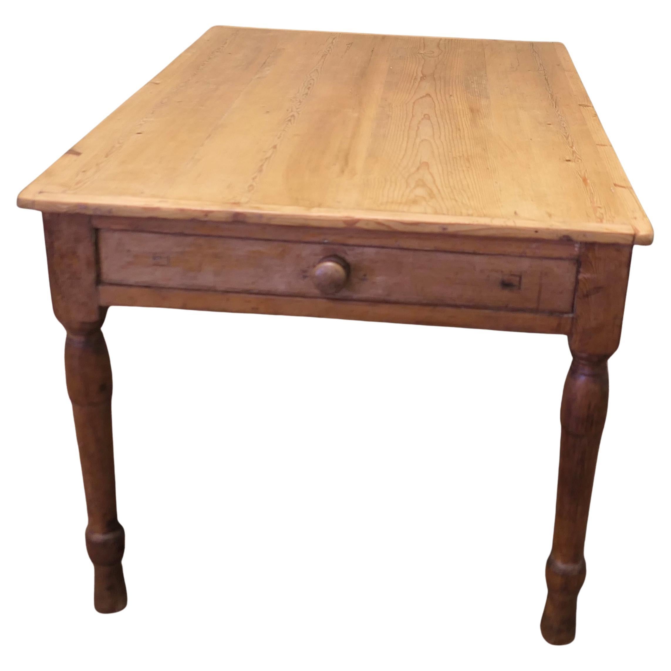 Tavolo da cucina in legno di pino    Questo è un tavolo di pino dall'aspetto molto bello