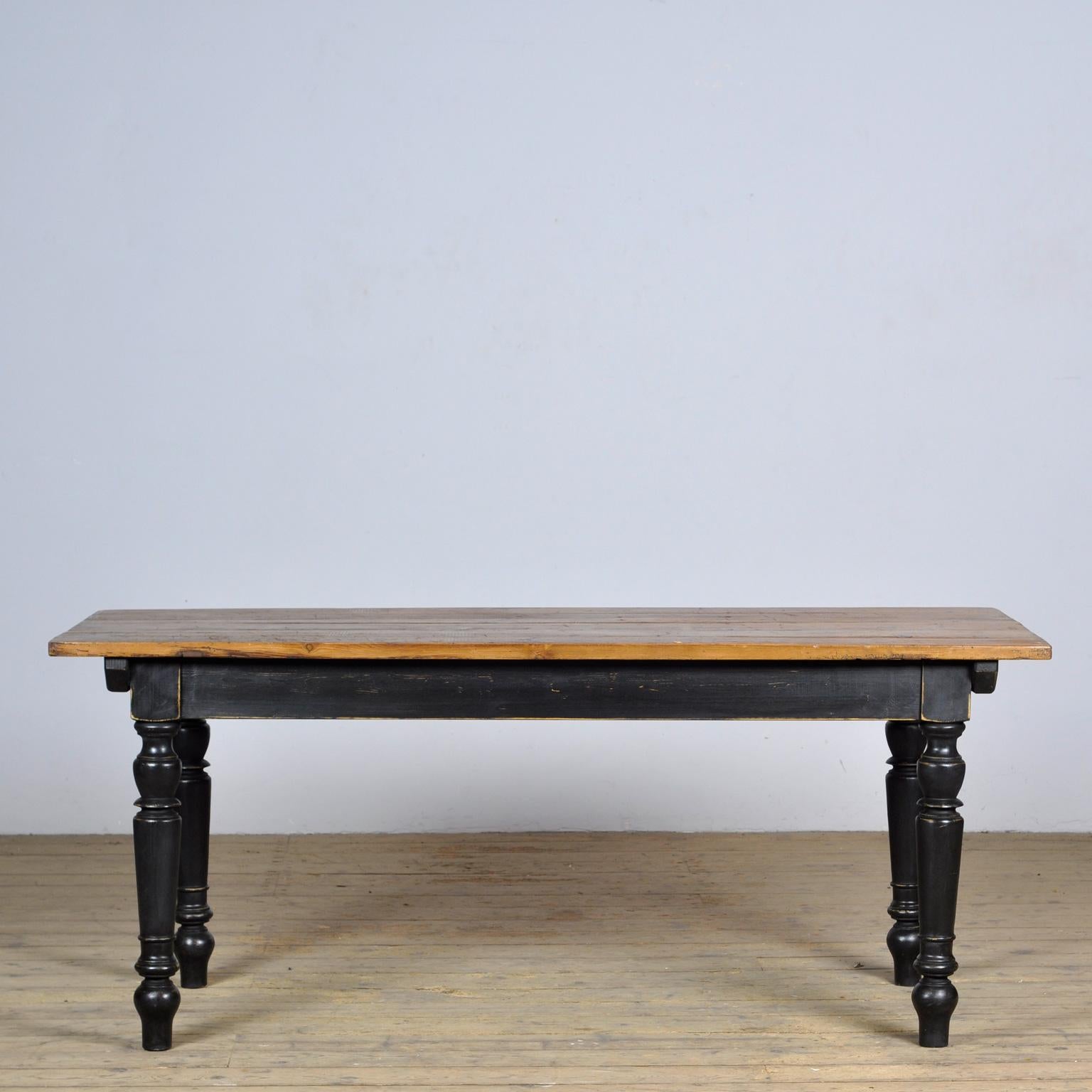 Bauernhoftisch mit schönem gestresstem Oberteil. Der Deckel wurde um 1920 hergestellt. Die Beine sind neu. Der Tisch bietet Platz für 8 Personen.