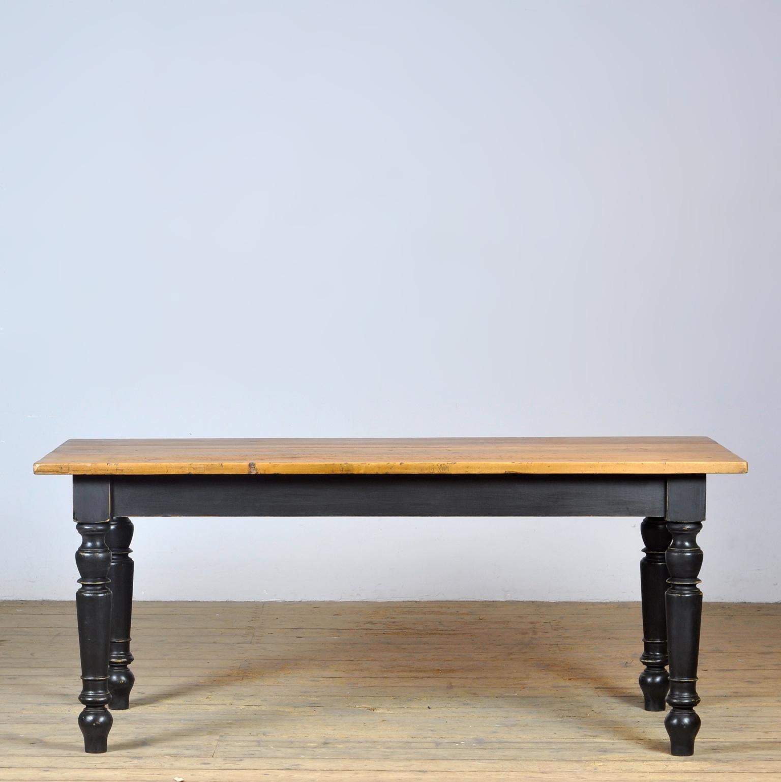 La table de la ferme avec un beau dessus en relief. Le plateau a été fabriqué vers 1920. Les jambes sont neuves. La table peut accueillir 8 personnes.