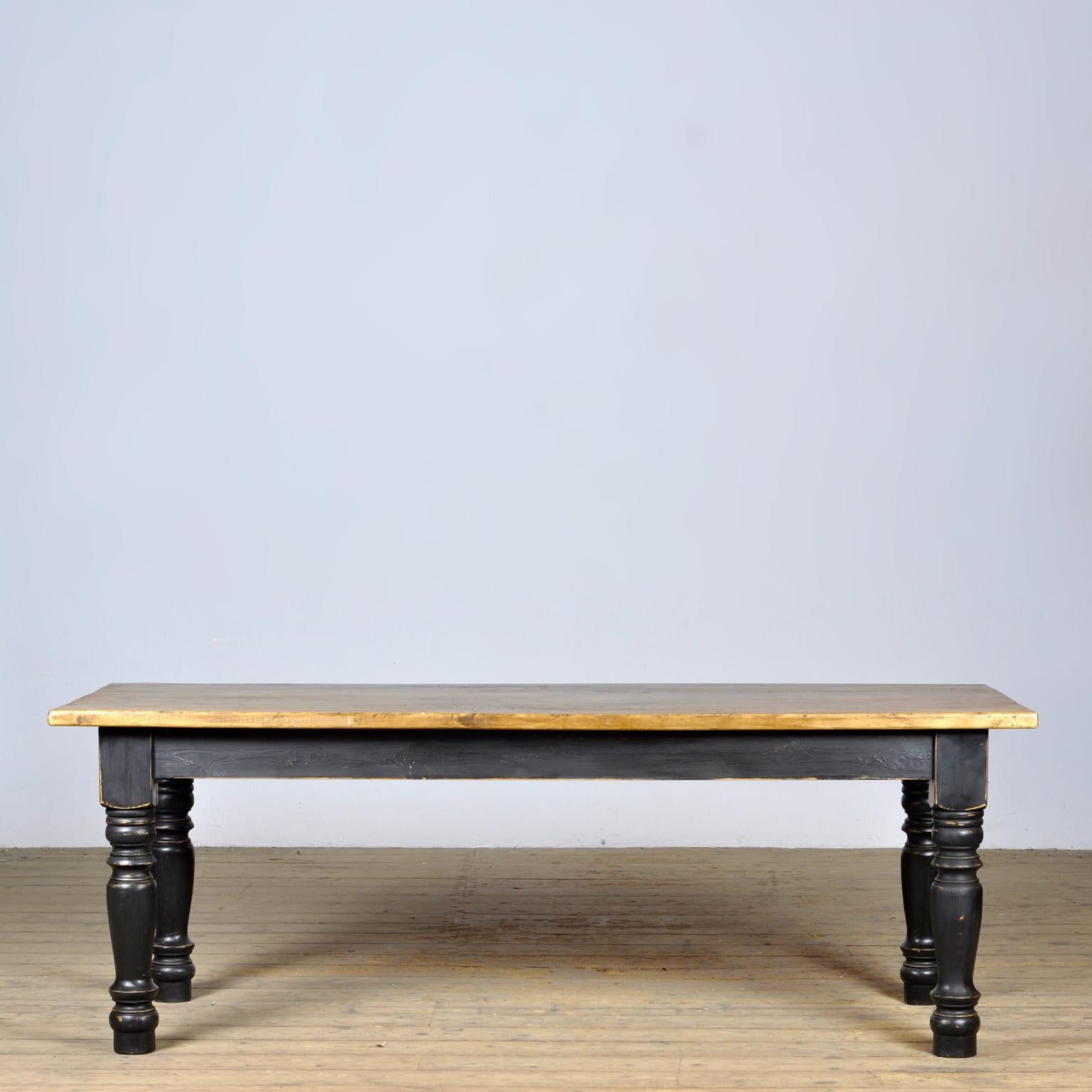 Bauernhoftisch mit schönem Distressed Top. Der Deckel wurde um 1920 hergestellt. Die Beine sind neu. Der Tisch bietet Platz für 6 bis 8 Personen.