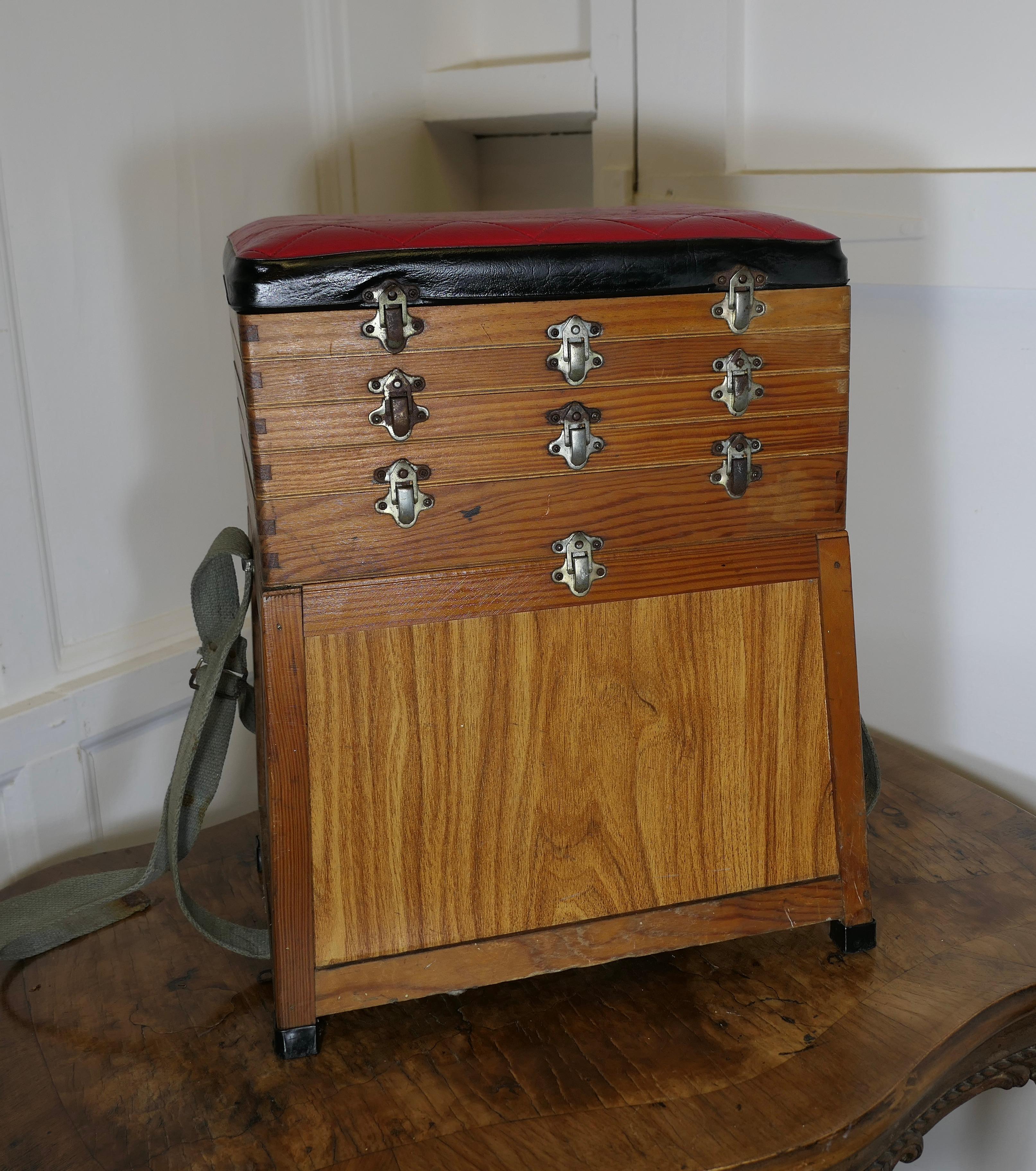  Boîte de pêche en pin avec assise

Cette pièce bien utilisée a une finition vieillie, elle est fabriquée en pin avec un siège recouvert et une poignée en sangle, et 4 compartiments de rangement. 
La boîte est en bon état, même si elle est un peu