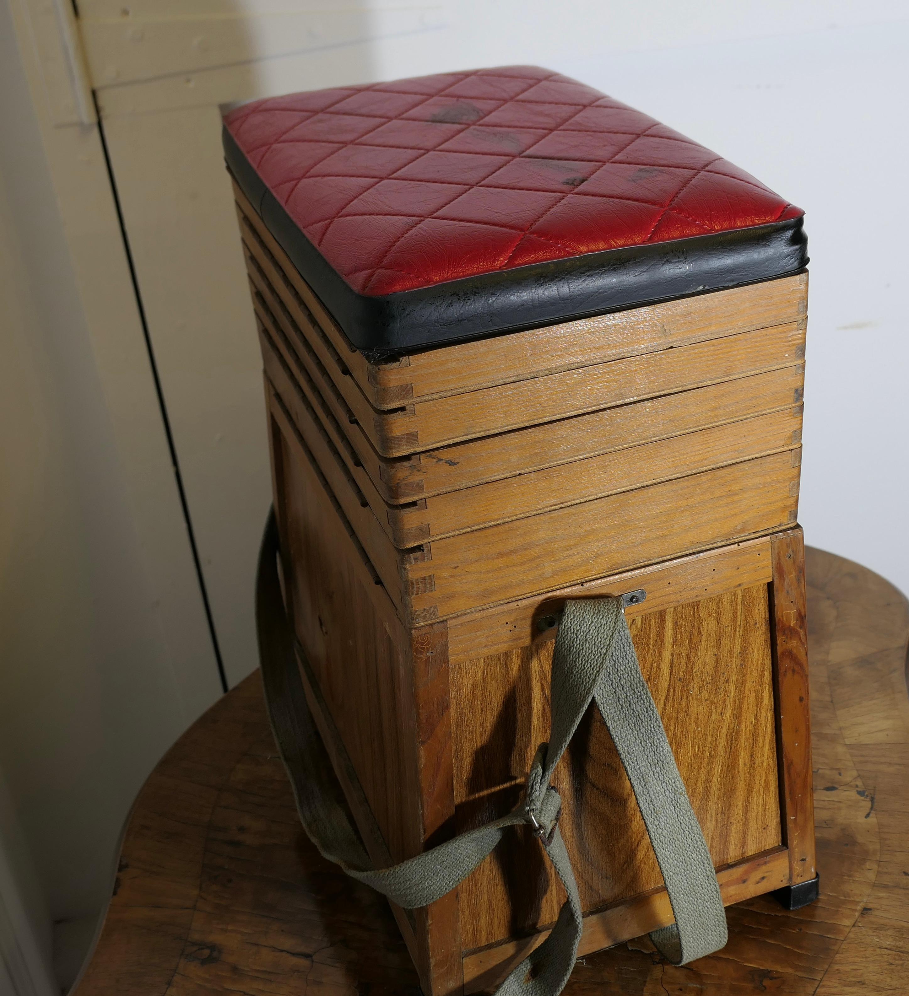 Mid-Century Modern Boîte de pêche en pin avec assise  Cette pièce bien utilisée en vente