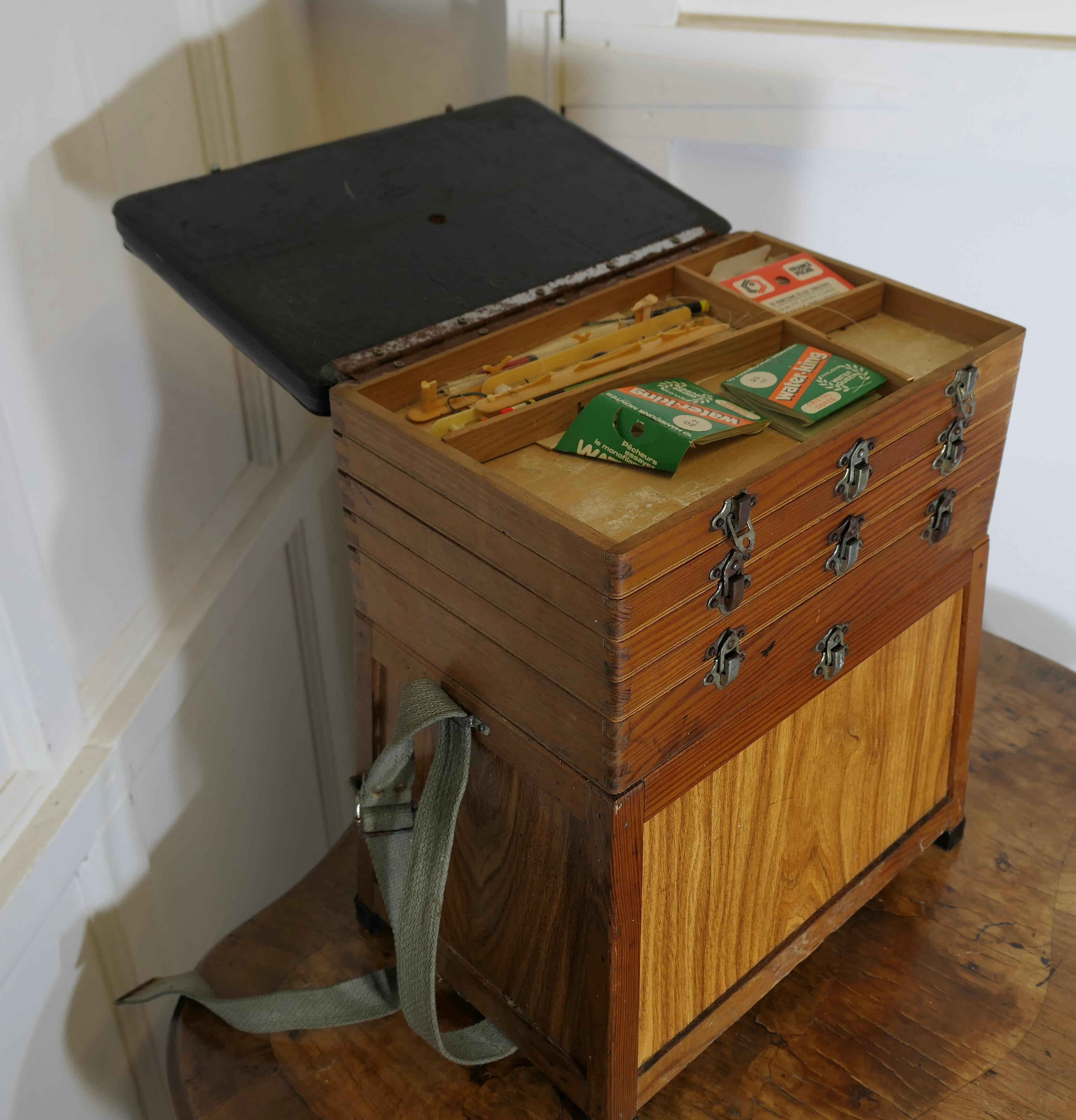 Boîte de pêche en pin avec assise  Cette pièce bien utilisée Bon état - En vente à Godshill, Isle of Wight