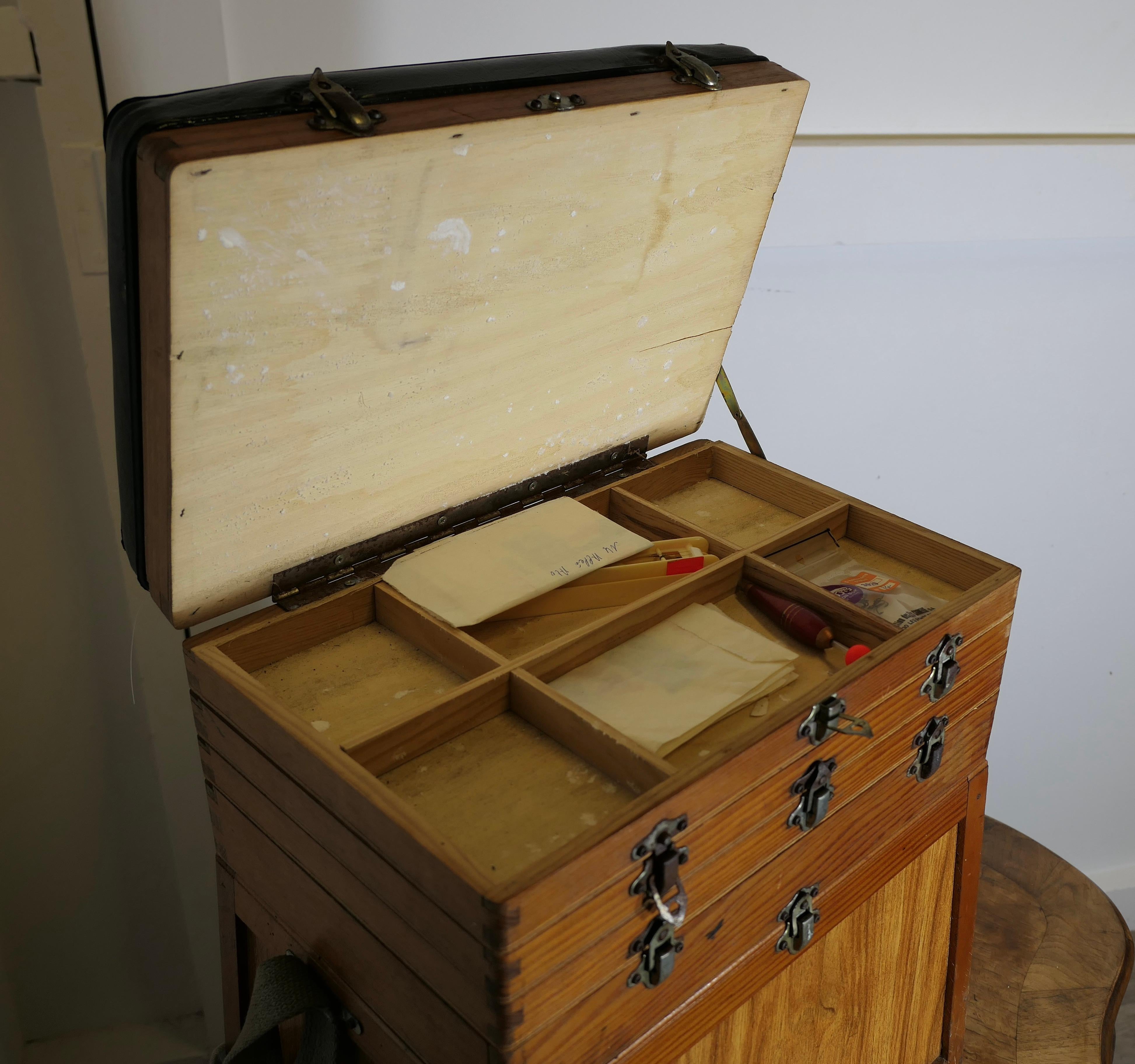 Milieu du XXe siècle Boîte de pêche en pin avec assise  Cette pièce bien utilisée en vente
