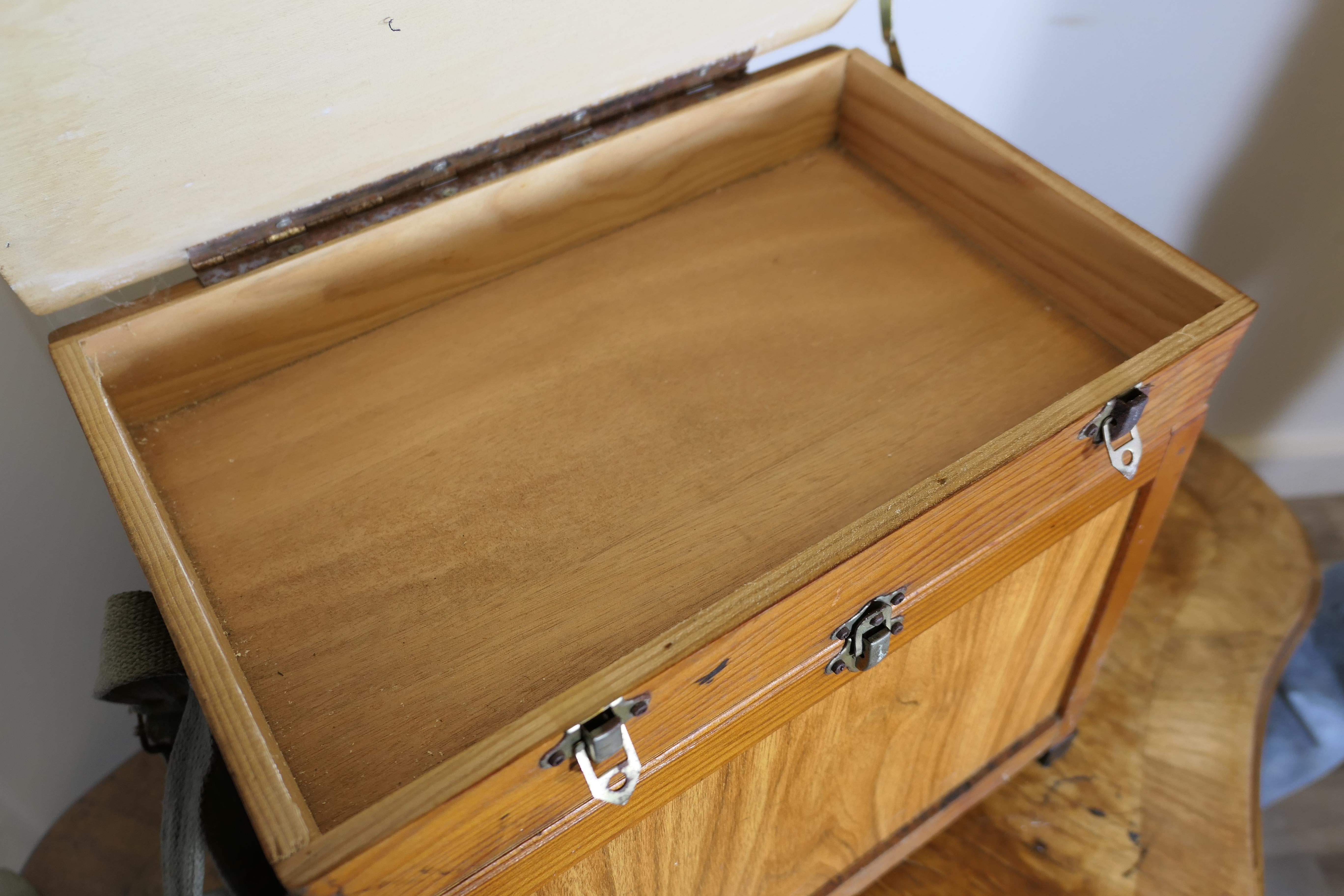 Pin Boîte de pêche en pin avec assise  Cette pièce bien utilisée en vente