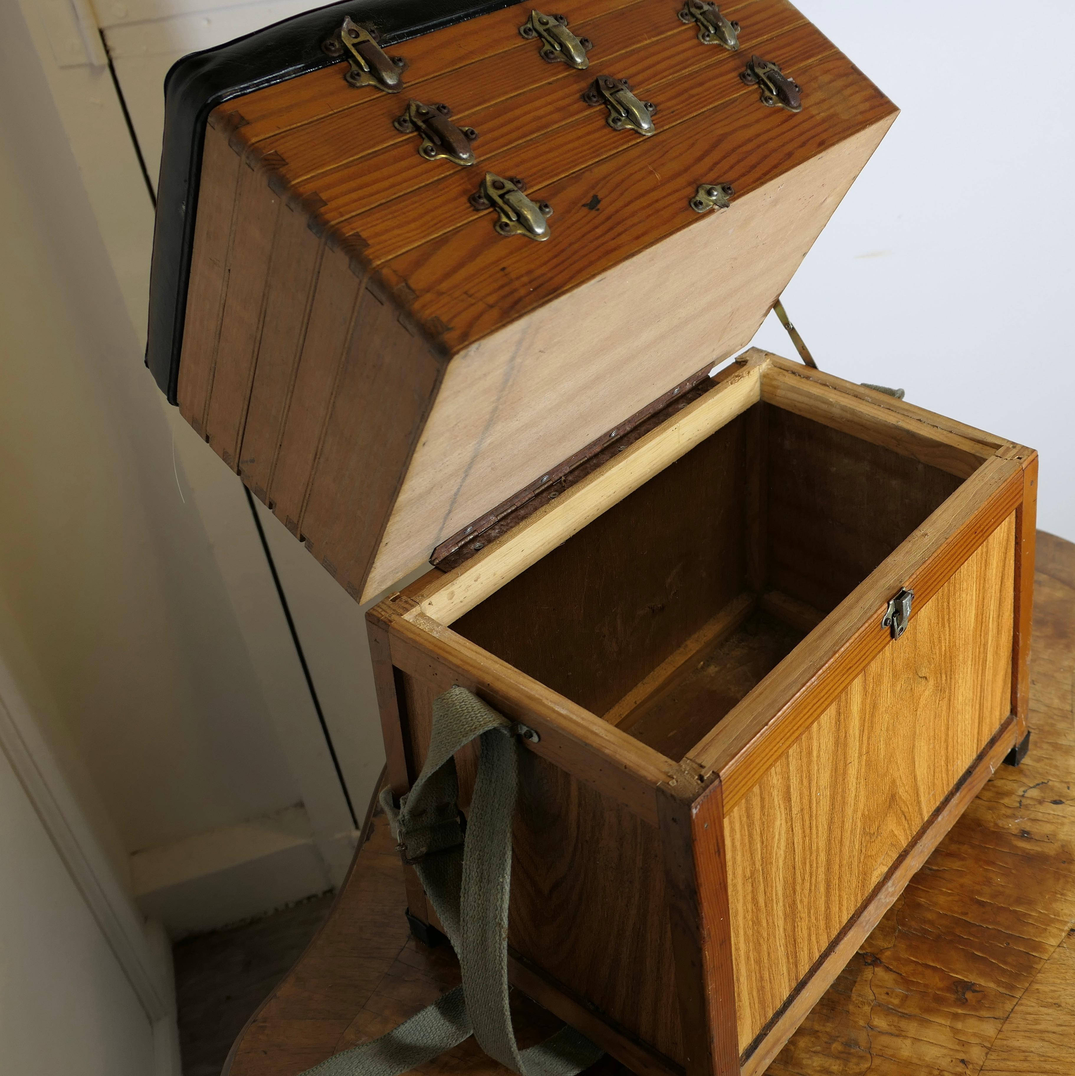 Boîte de pêche en pin avec assise  Cette pièce bien utilisée en vente 1
