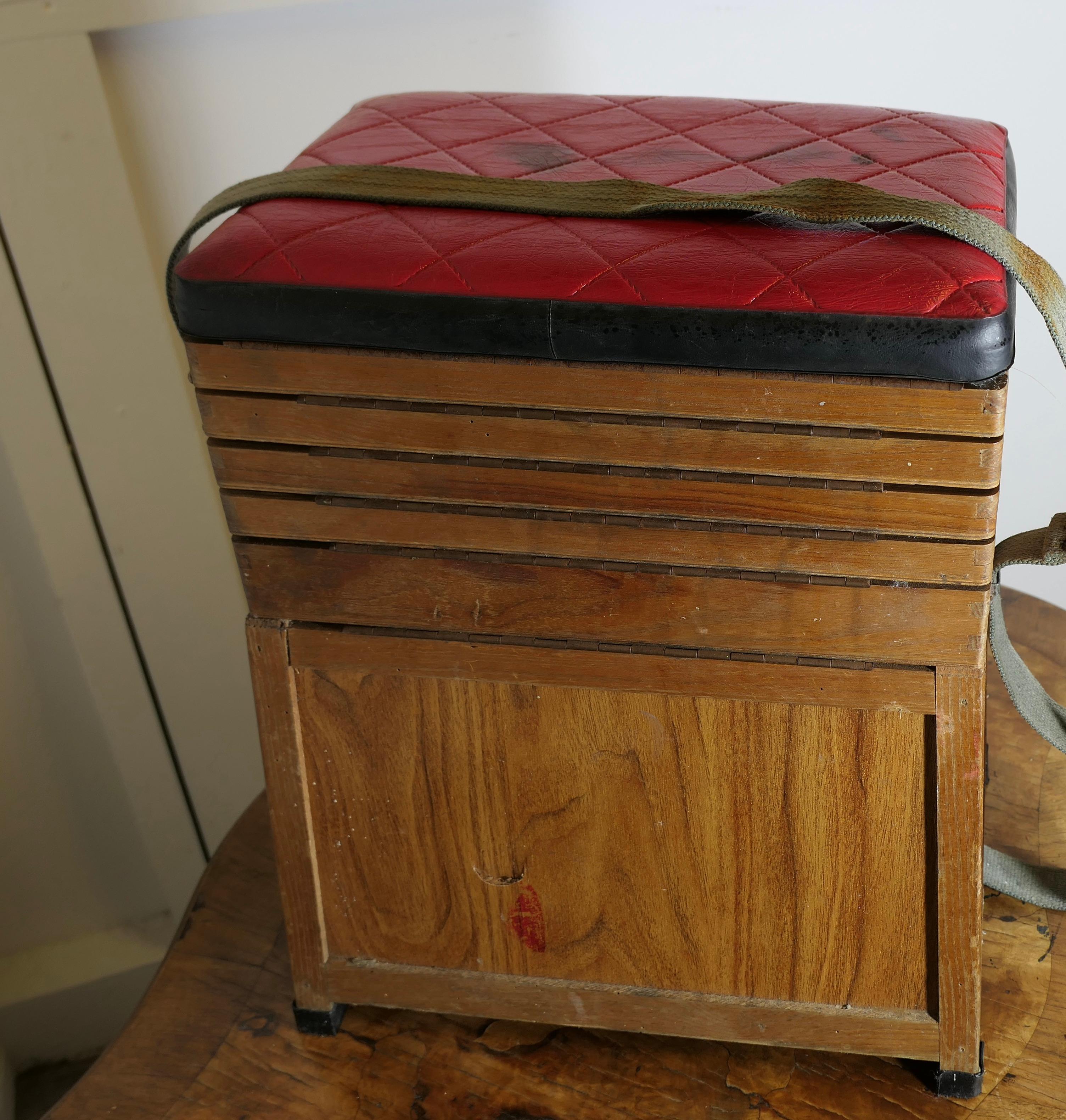 Boîte de pêche en pin avec assise  Cette pièce bien utilisée en vente 2