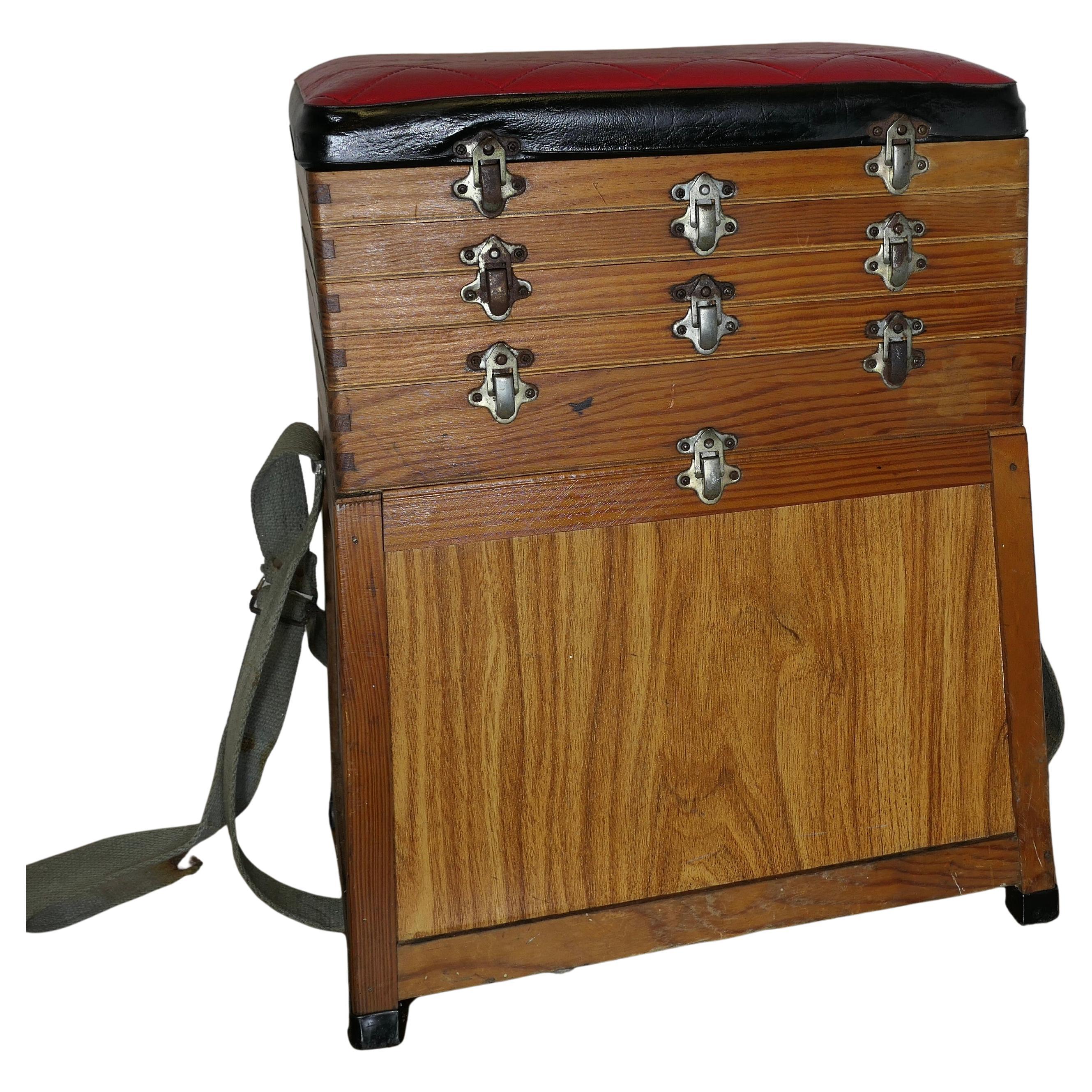 Boîte de pêche en pin avec assise  Cette pièce bien utilisée en vente