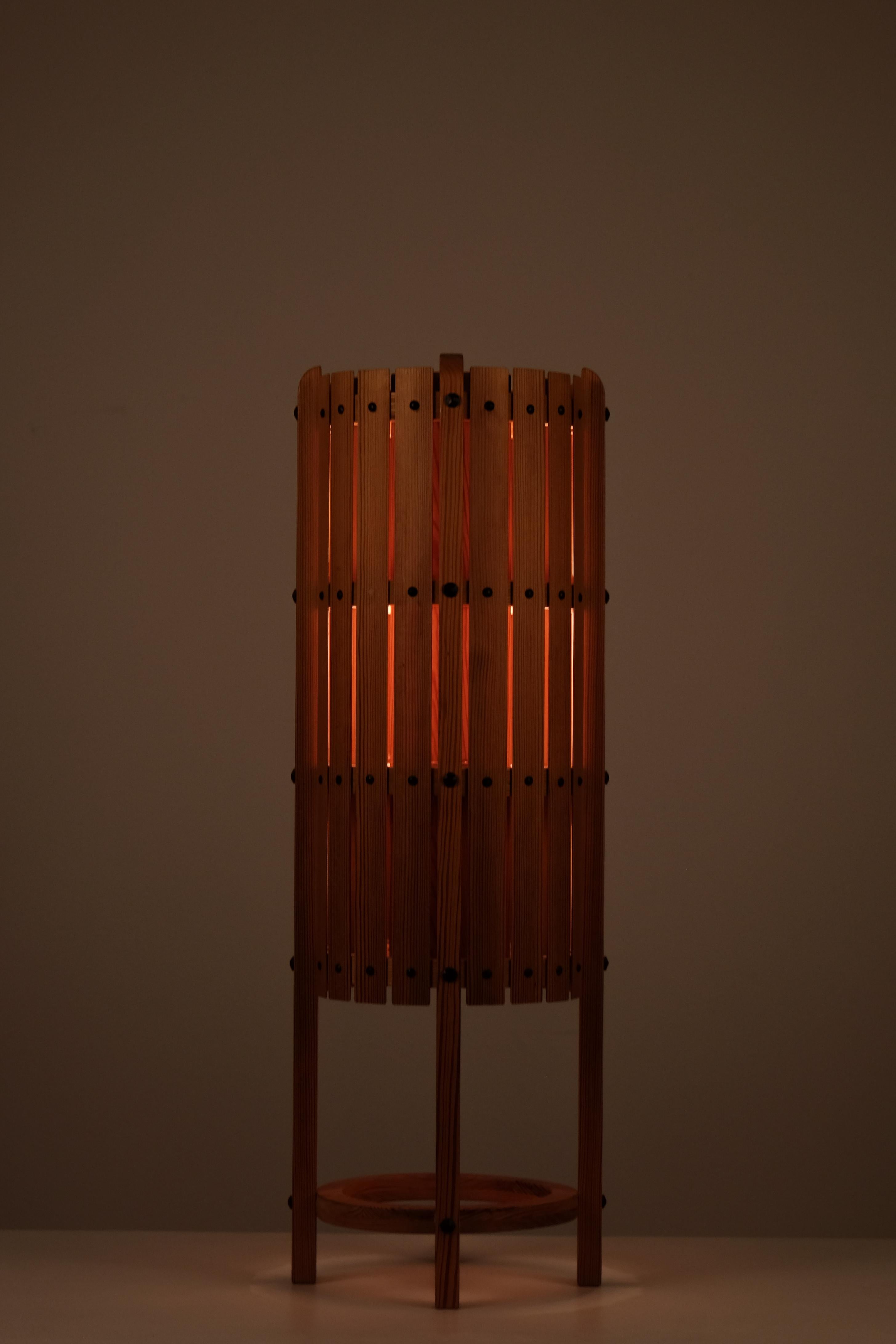 This striking floor lamp / table lamp, crafted in Sweden during the 1960s, is a beautiful example of Scandinavian design with a raw, honest material expression. Standing 80 cm tall, it features a sculptural cylindrical form constructed from vertical