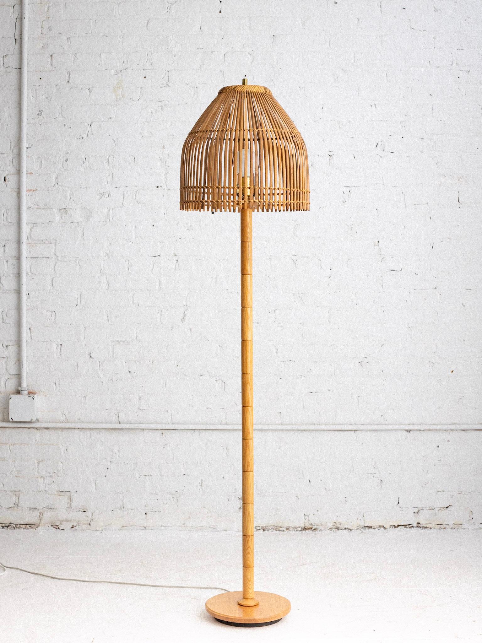 Lampadaire post-moderne en pin danois et son abat-jour en rotin du milieu du siècle.
Mesure 53
