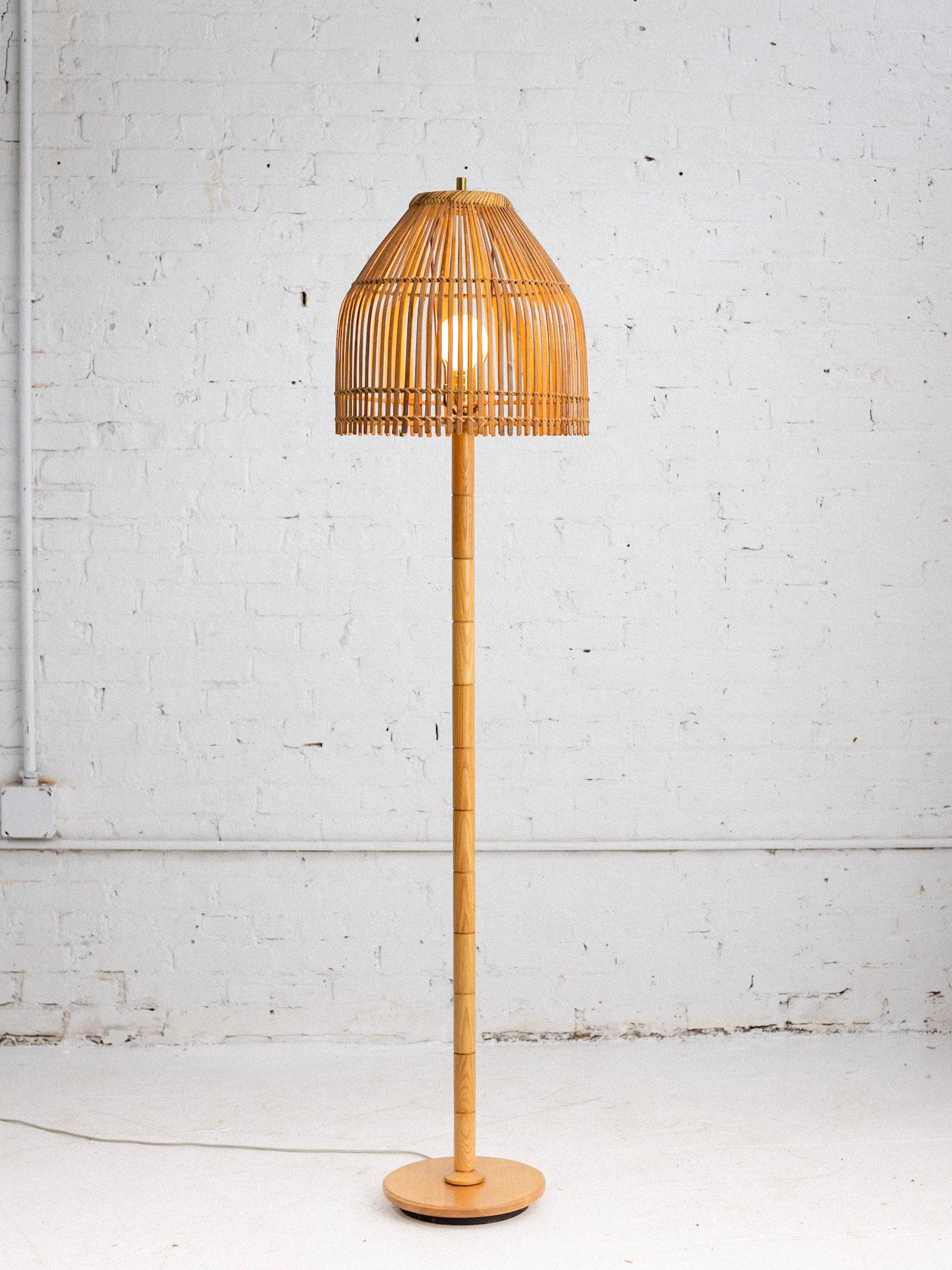Mid-Century Modern Lampadaire en pin avec abat-jour en rotin en vente