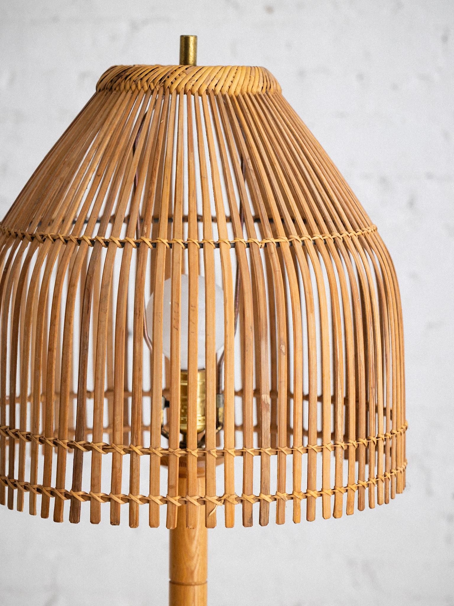 Danois Lampadaire en pin avec abat-jour en rotin en vente