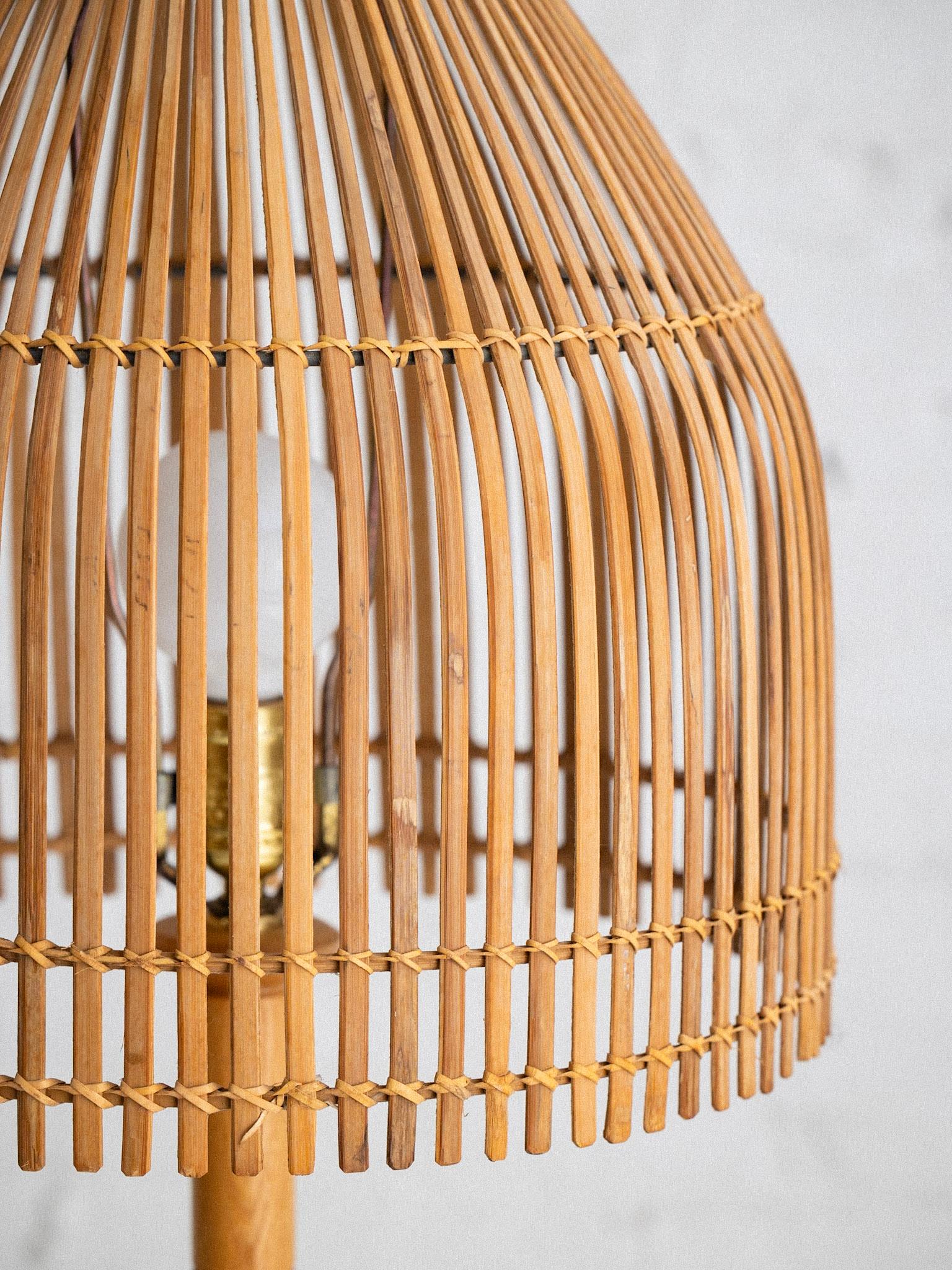 Lampadaire en pin avec abat-jour en rotin Bon état - En vente à Brooklyn, NY