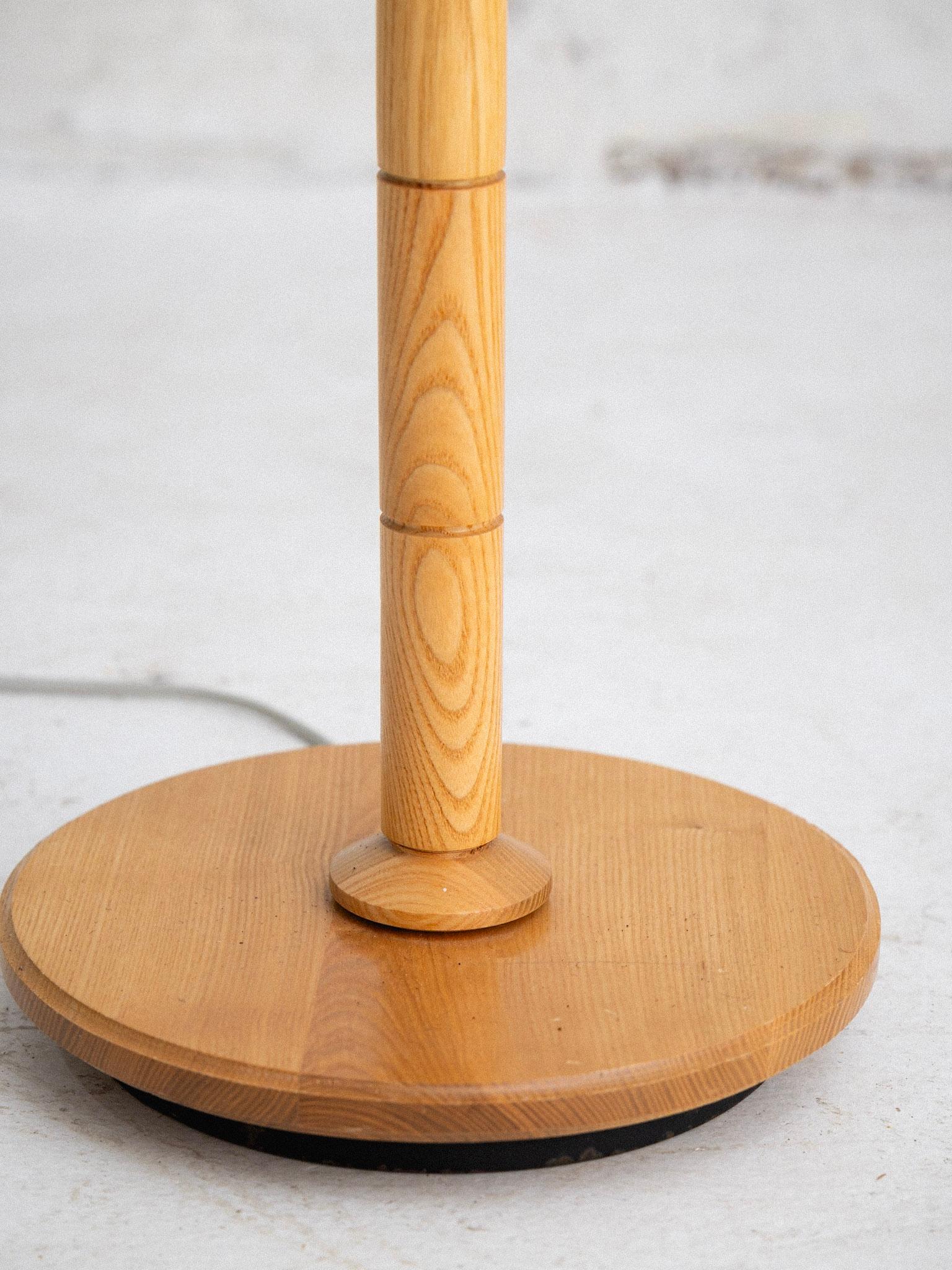 20ième siècle Lampadaire en pin avec abat-jour en rotin en vente
