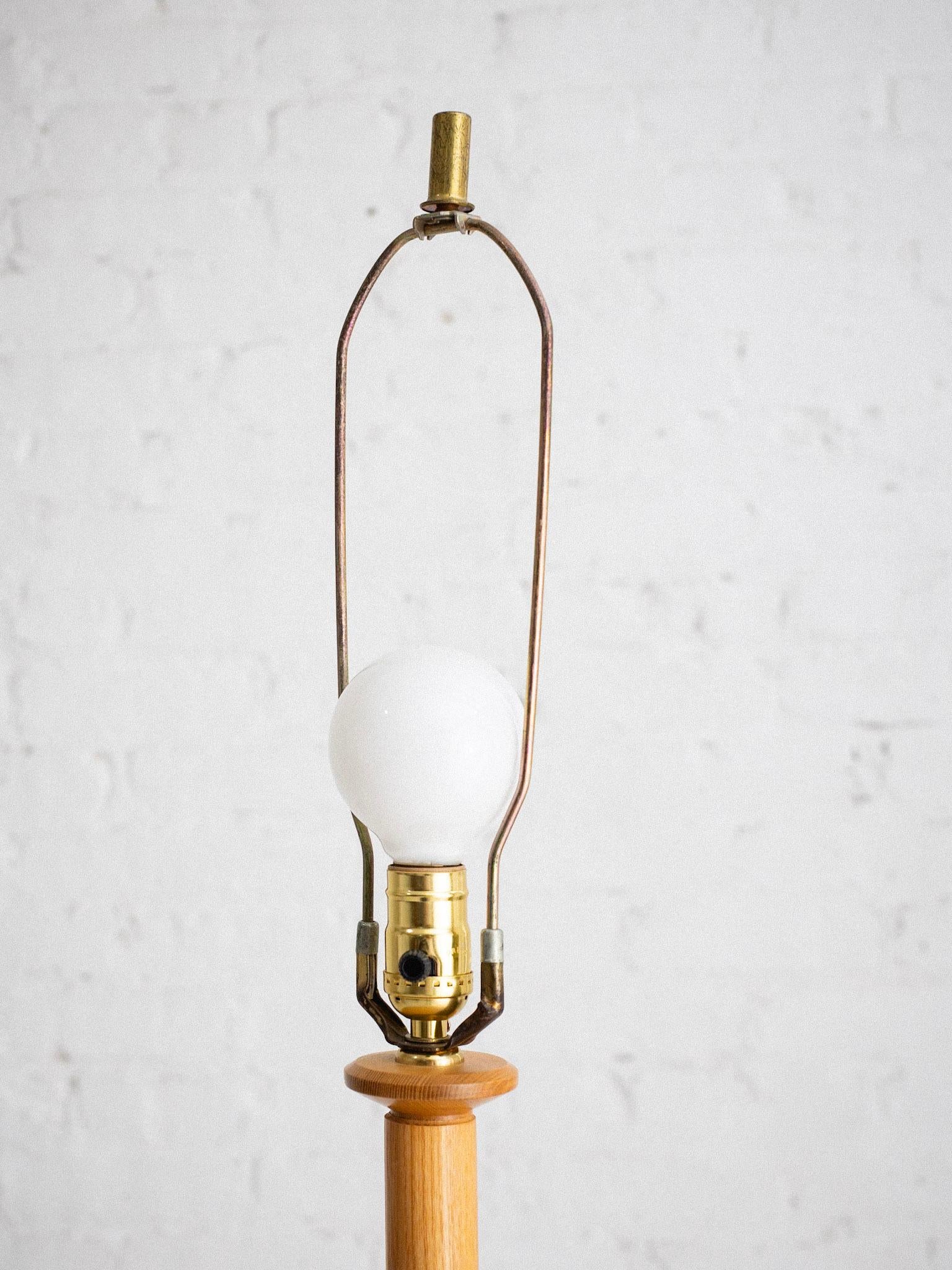 Rotin Lampadaire en pin avec abat-jour en rotin en vente