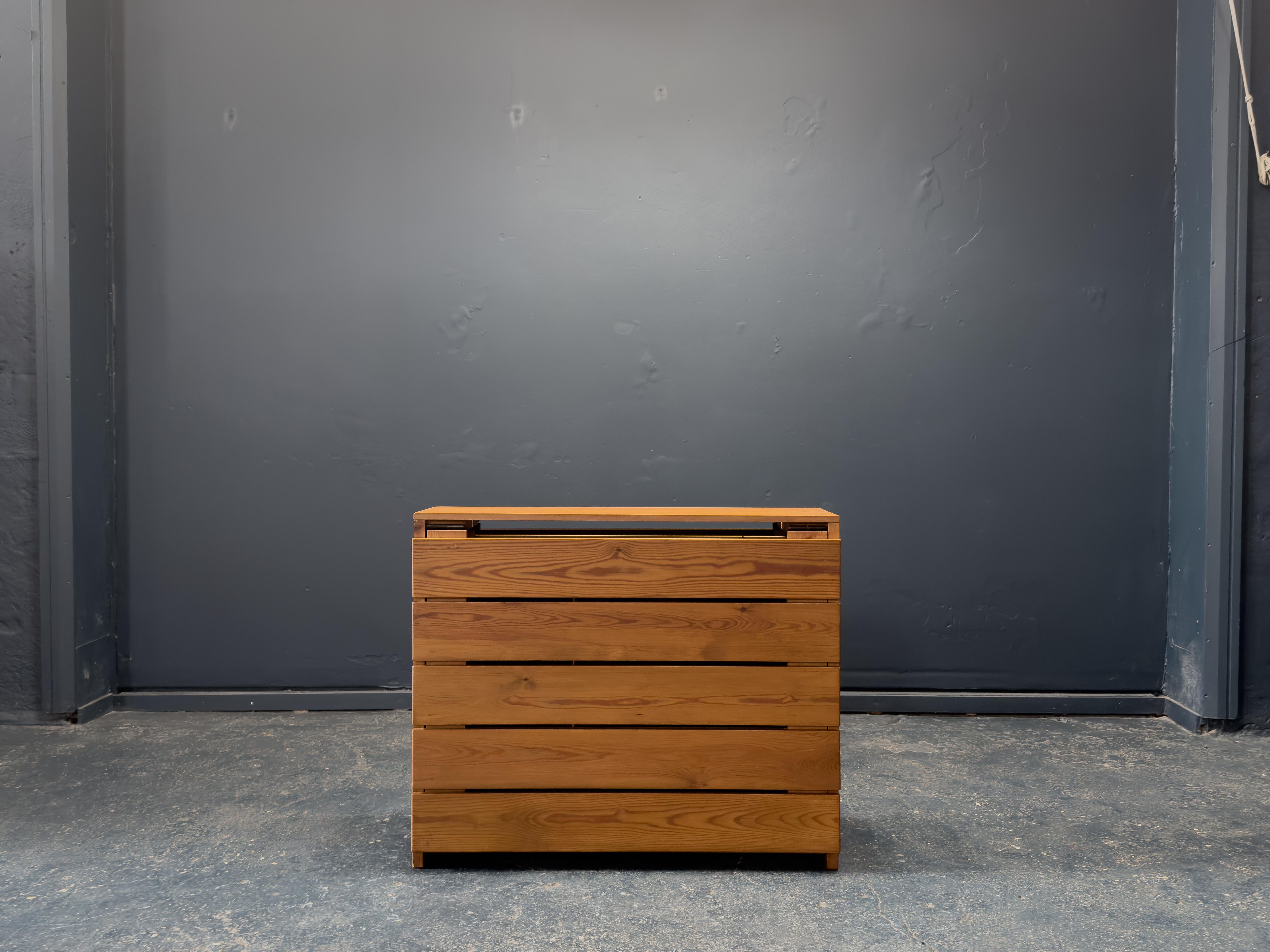 Cette table pliante en pin est un exemple frappant de design polyvalent et peu encombrant. Fabriquée en pin massif au grain naturel et chaleureux, la table présente un plateau à lattes distinctif qui ajoute à la fois un rythme visuel et une texture