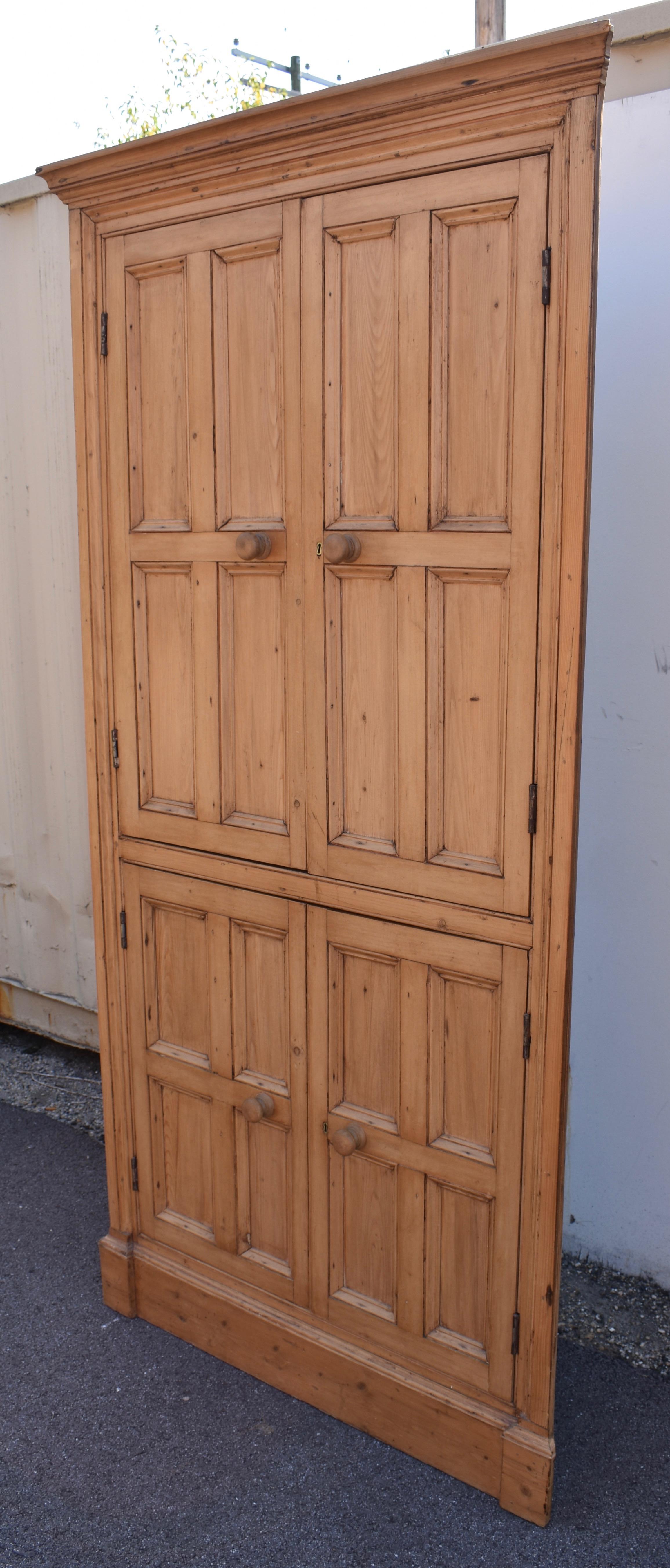 Armario Esquinero Cuatro Puertas Pino Victoriano en venta