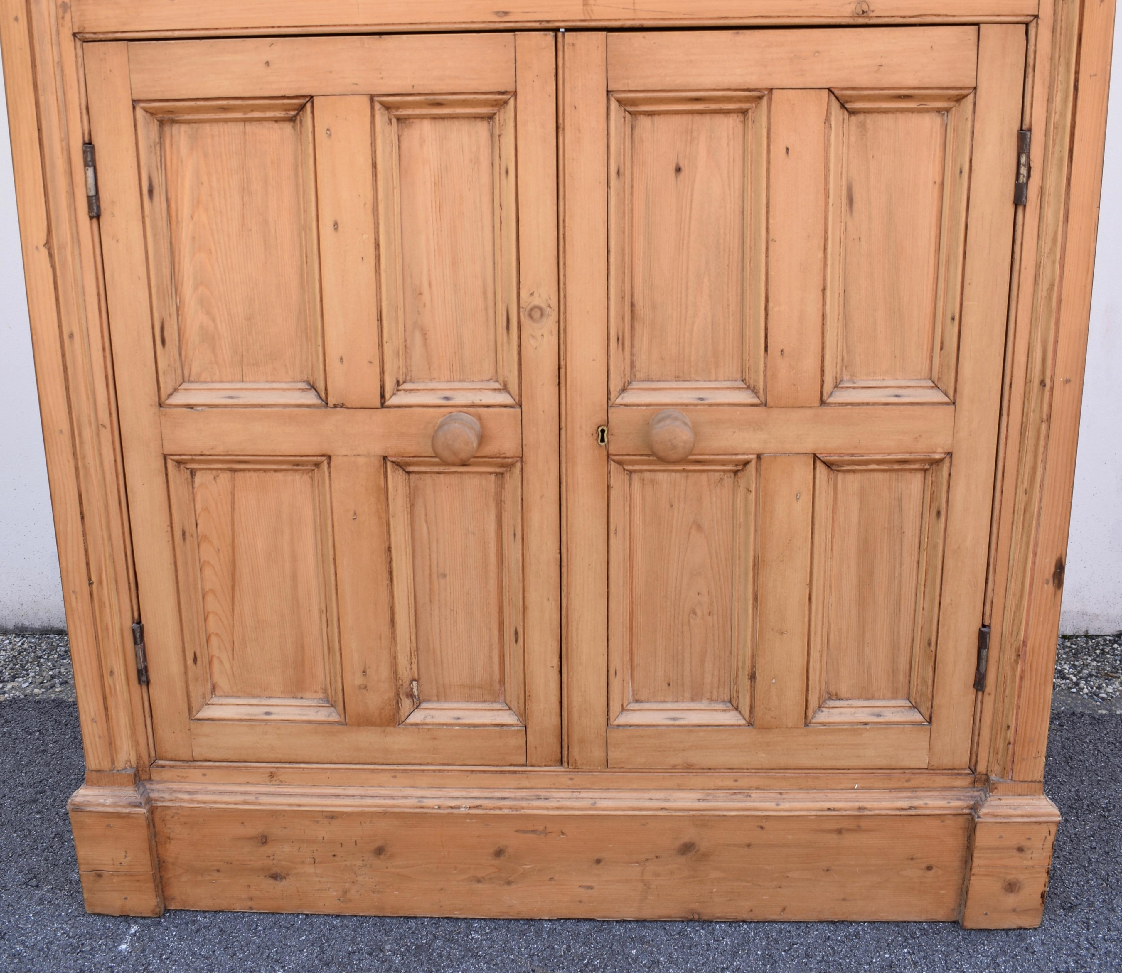 Armario Esquinero Cuatro Puertas Pino en Bueno estado para la venta en Baltimore, MD
