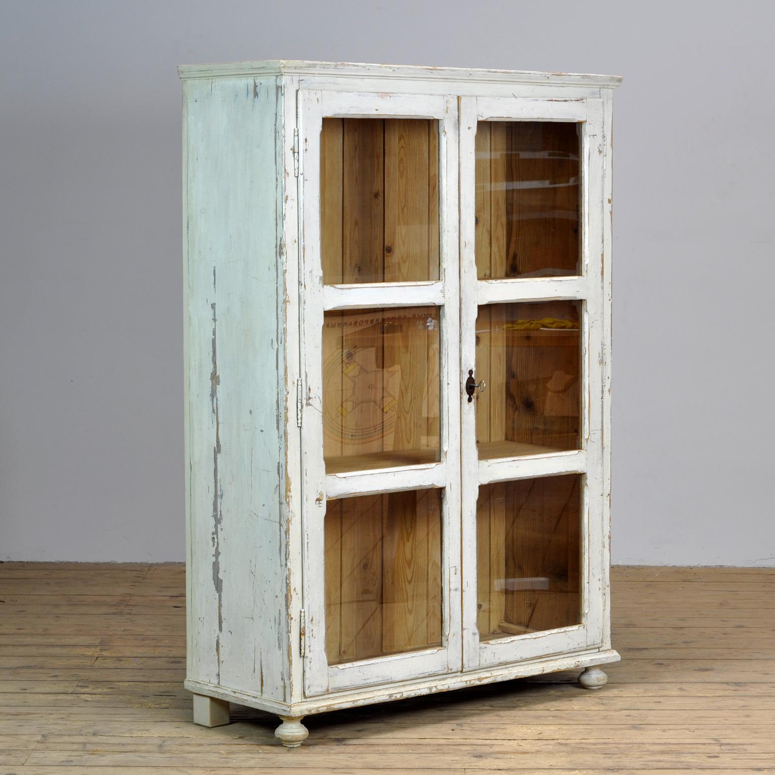 kitchen vitrine