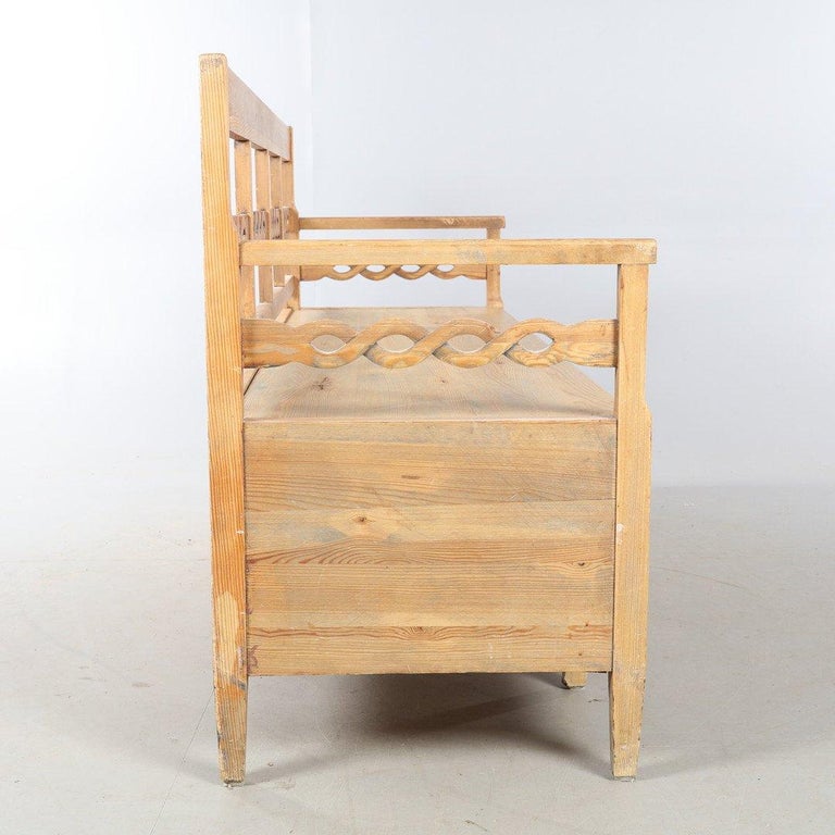 Pine Kitchen Sofa with Braided Detail In Good Condition For Sale In Memphis, TN