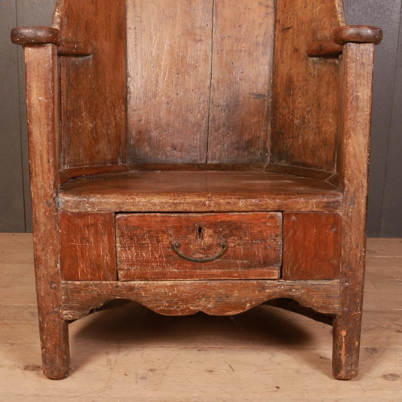 Good large 18th century pine lambing chair. Lovely wear. 1790

Seat height - 14.5