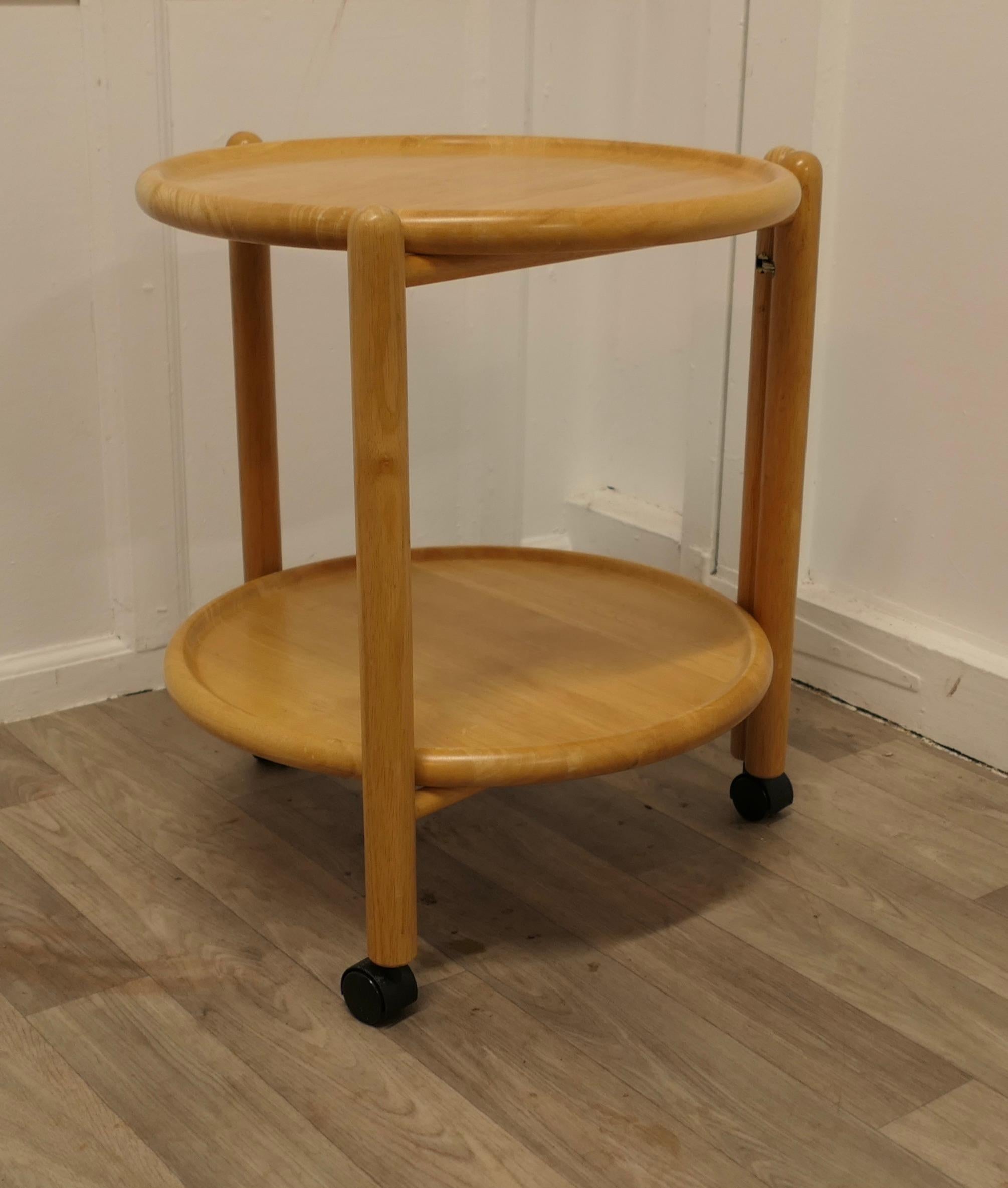 Chariot en pin à 2 étages Lazy Susan Mid Century

Une pièce superbe et élégante, le plateau supérieur du chariot est un lazy susan amovible avec une gouttière, le plateau inférieur est assorti mais ne tourne pas sur lui-même, les deux plateaux