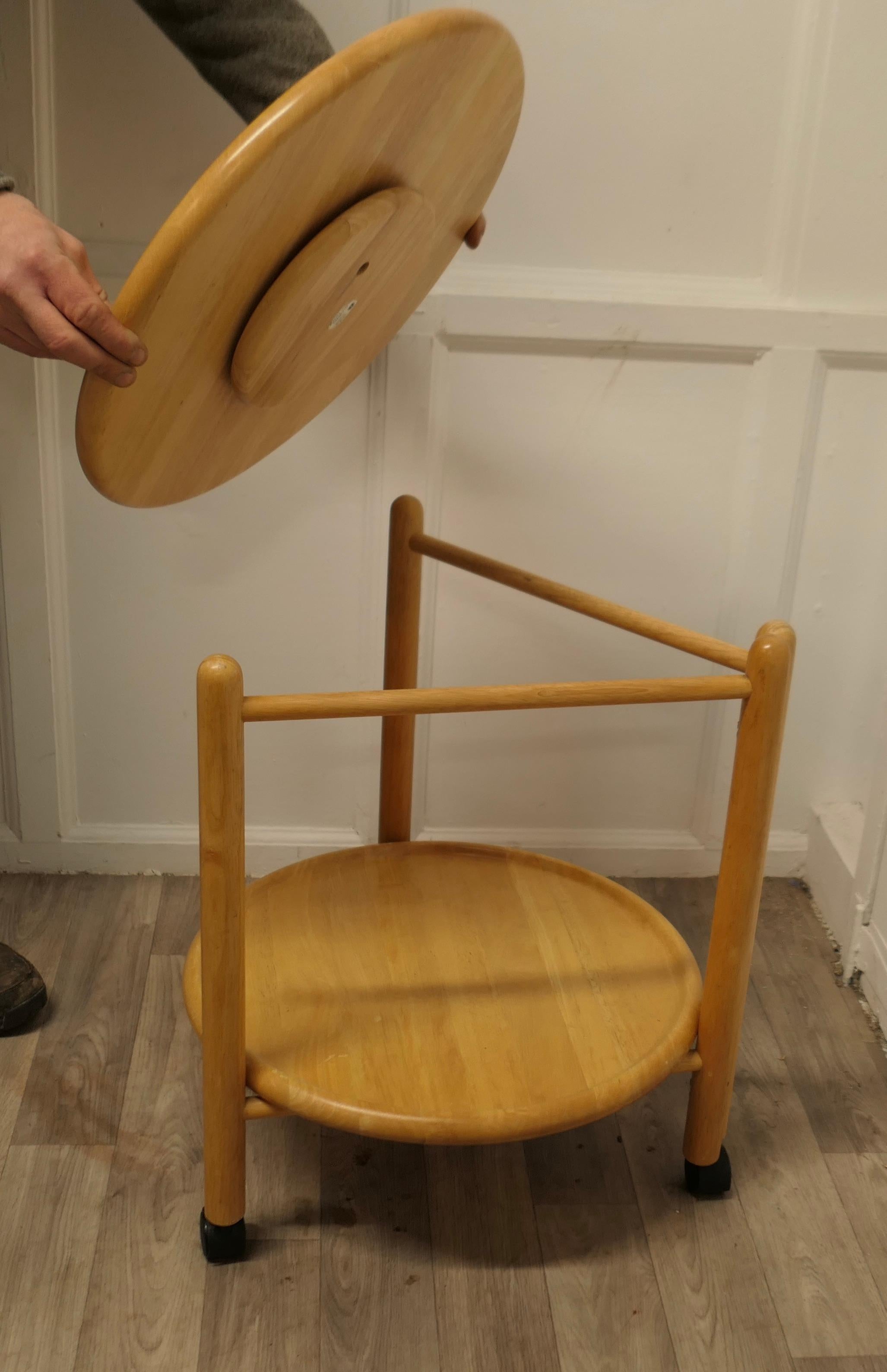 Pin Chariot en pin à 2 étages Lazy Susan Mid Century  Une pièce superbe et élégante en vente