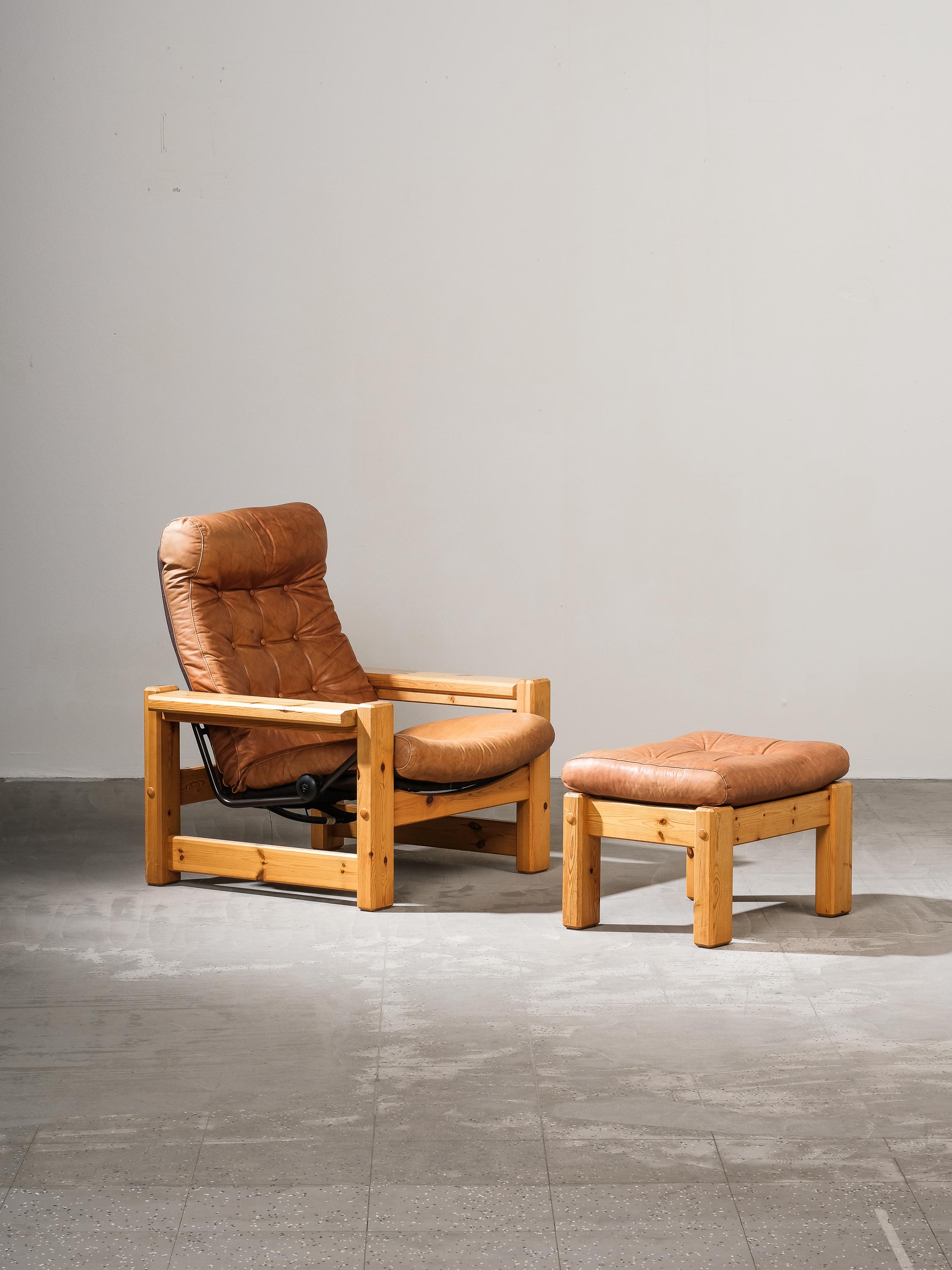 Rare Norwegian pine & leather reclining lounge chair with matching ottoman from 1970s. Unknown designer/manufacturer. One of the comfiest chairs!

Measurements:

Lounge chair
Width 88 cm
Height 92 cm

Ottoman
60 x 43 cm
Height 41 cm