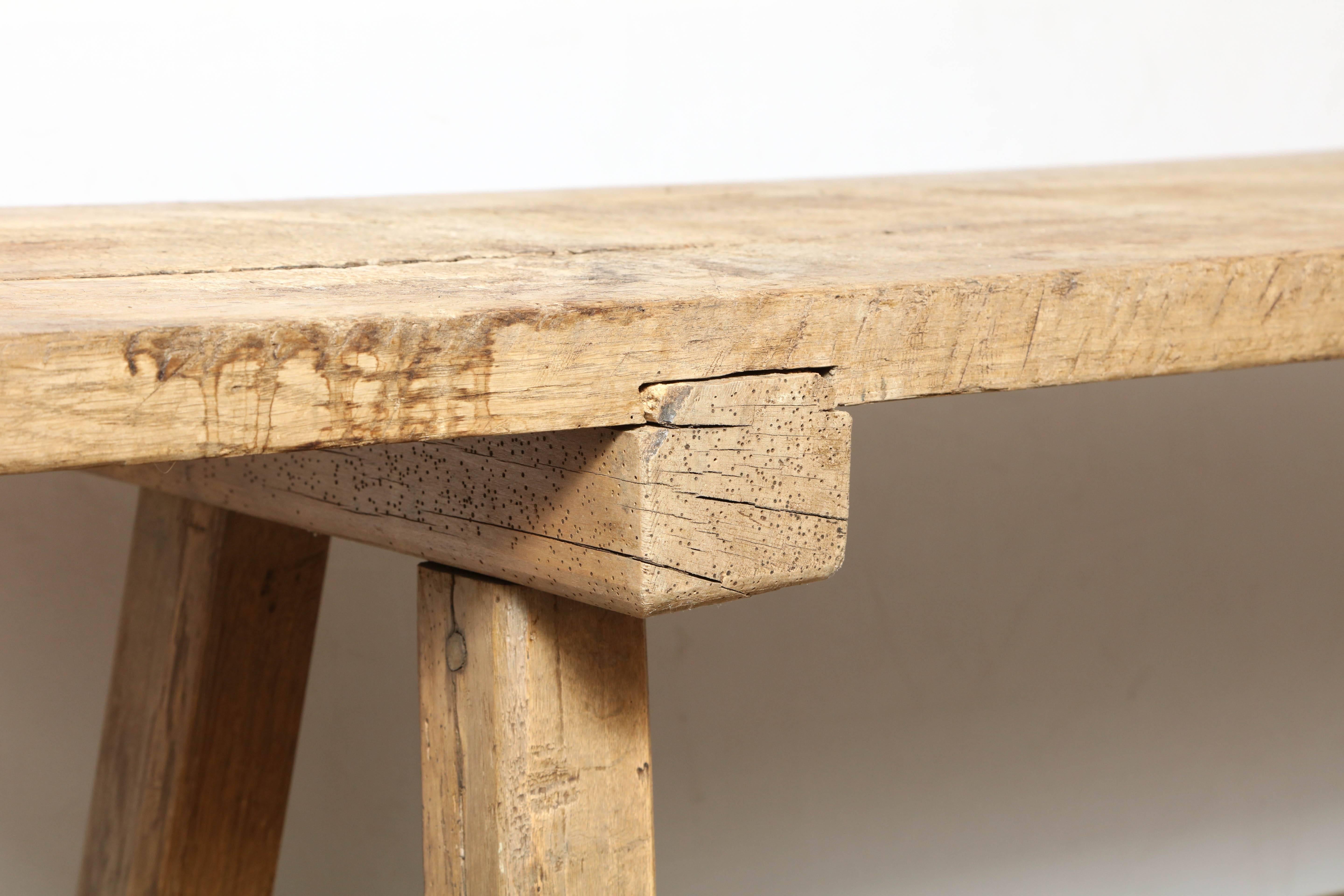 Table longue en pin État moyen - En vente à New York, NY