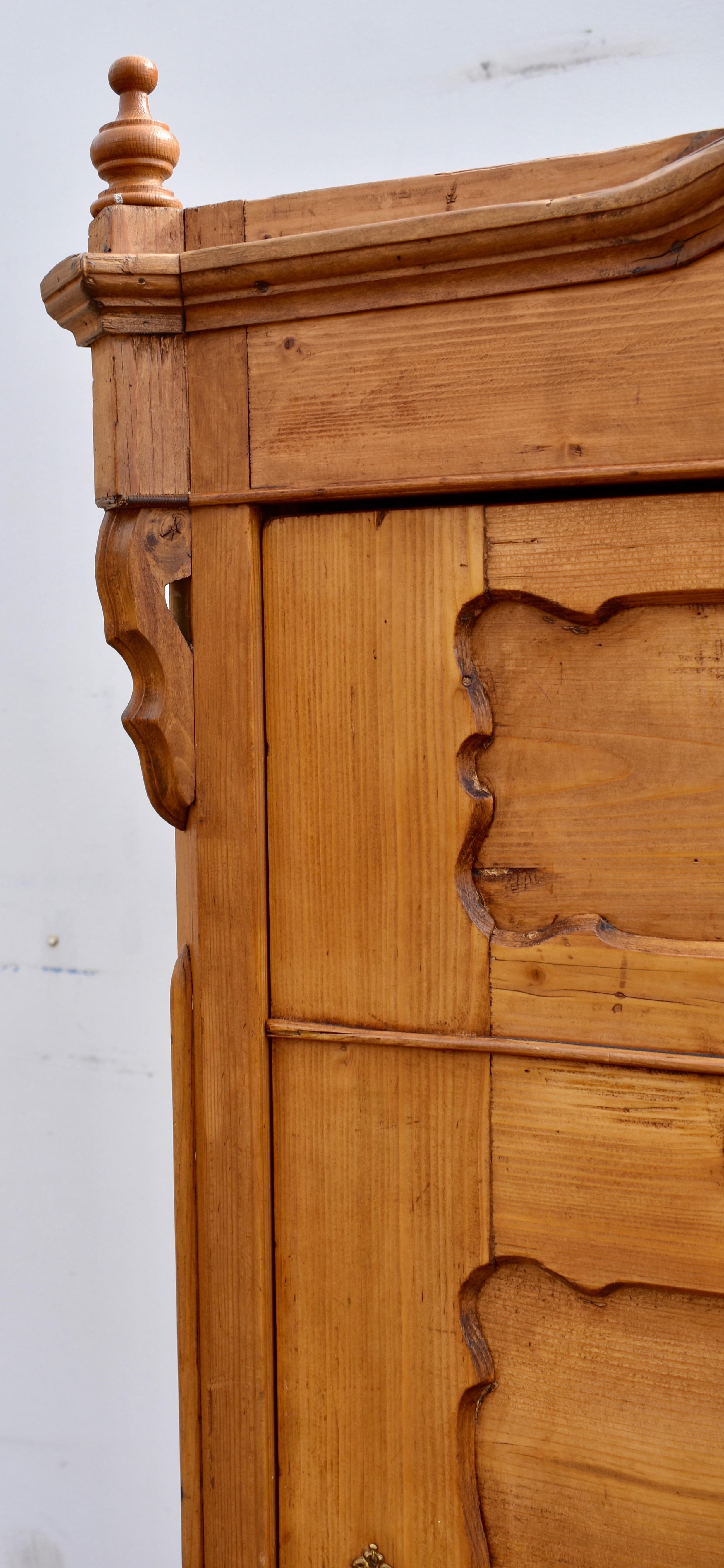 Armoire a un'anta in stile Louis Philippe in pino in vendita 3