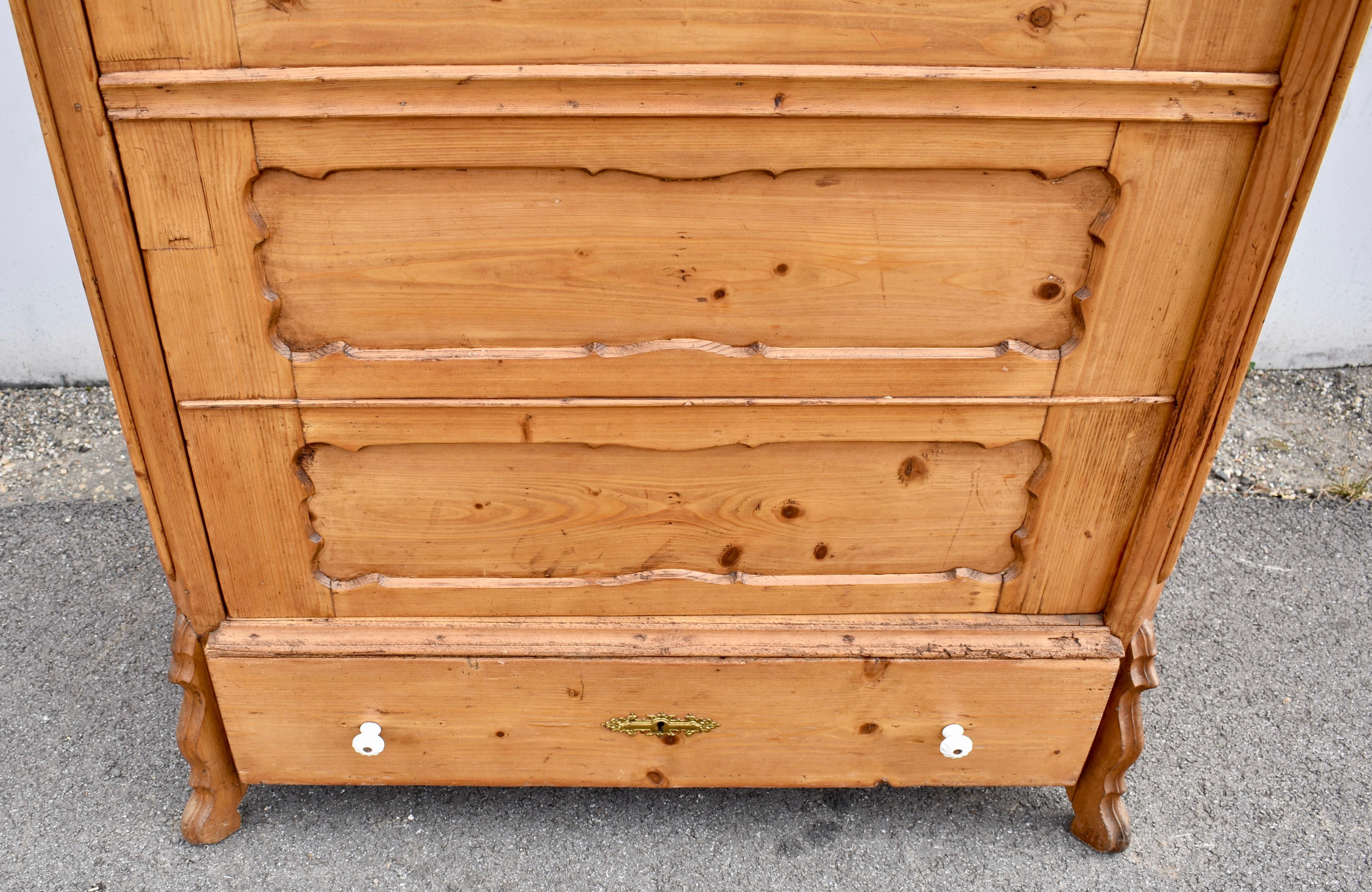 Armoire a un'anta in stile Louis Philippe in pino in vendita 4